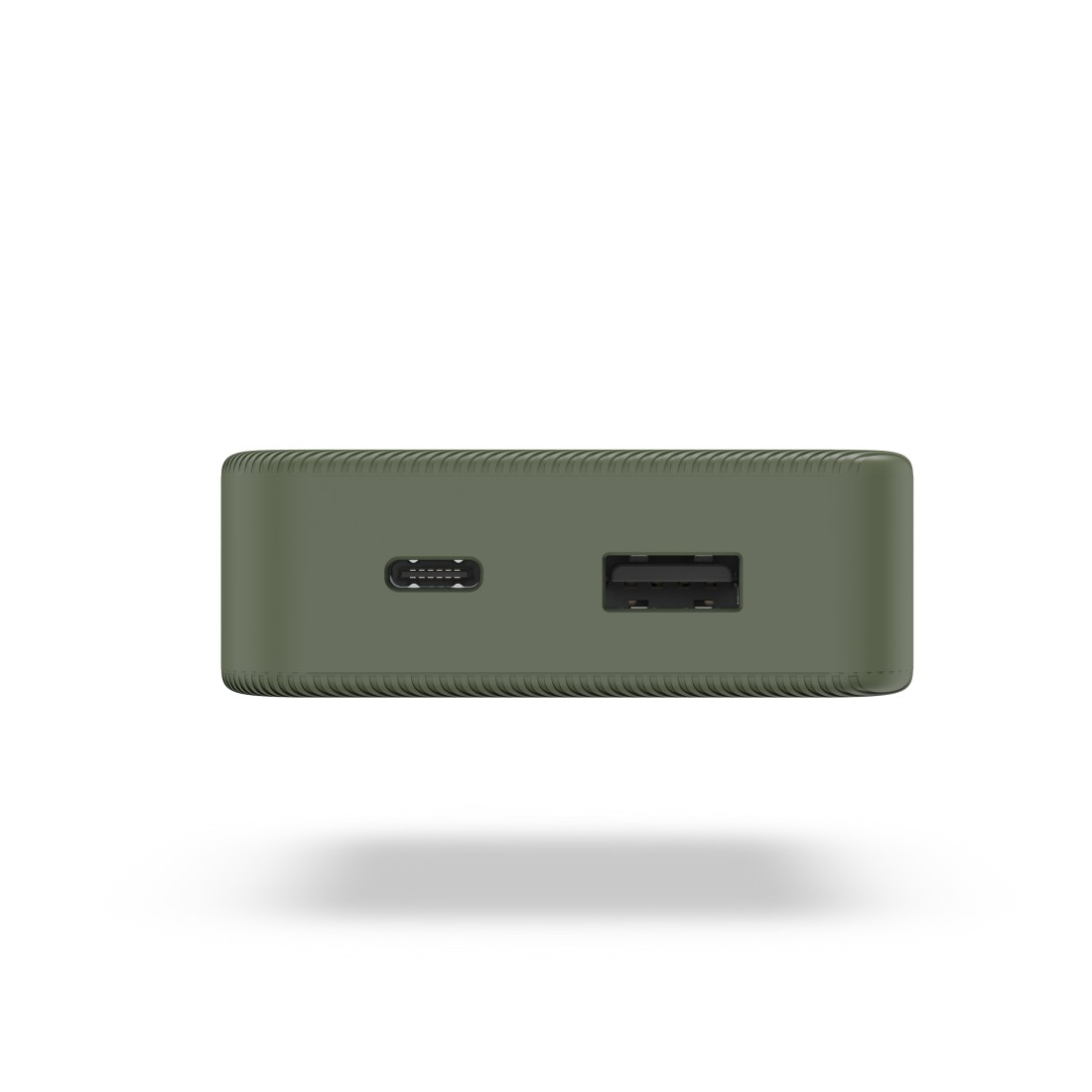 Grüne Powerbank mit USB- und USB-C-Anschlüssen, isoliert auf weißem Hintergrund.