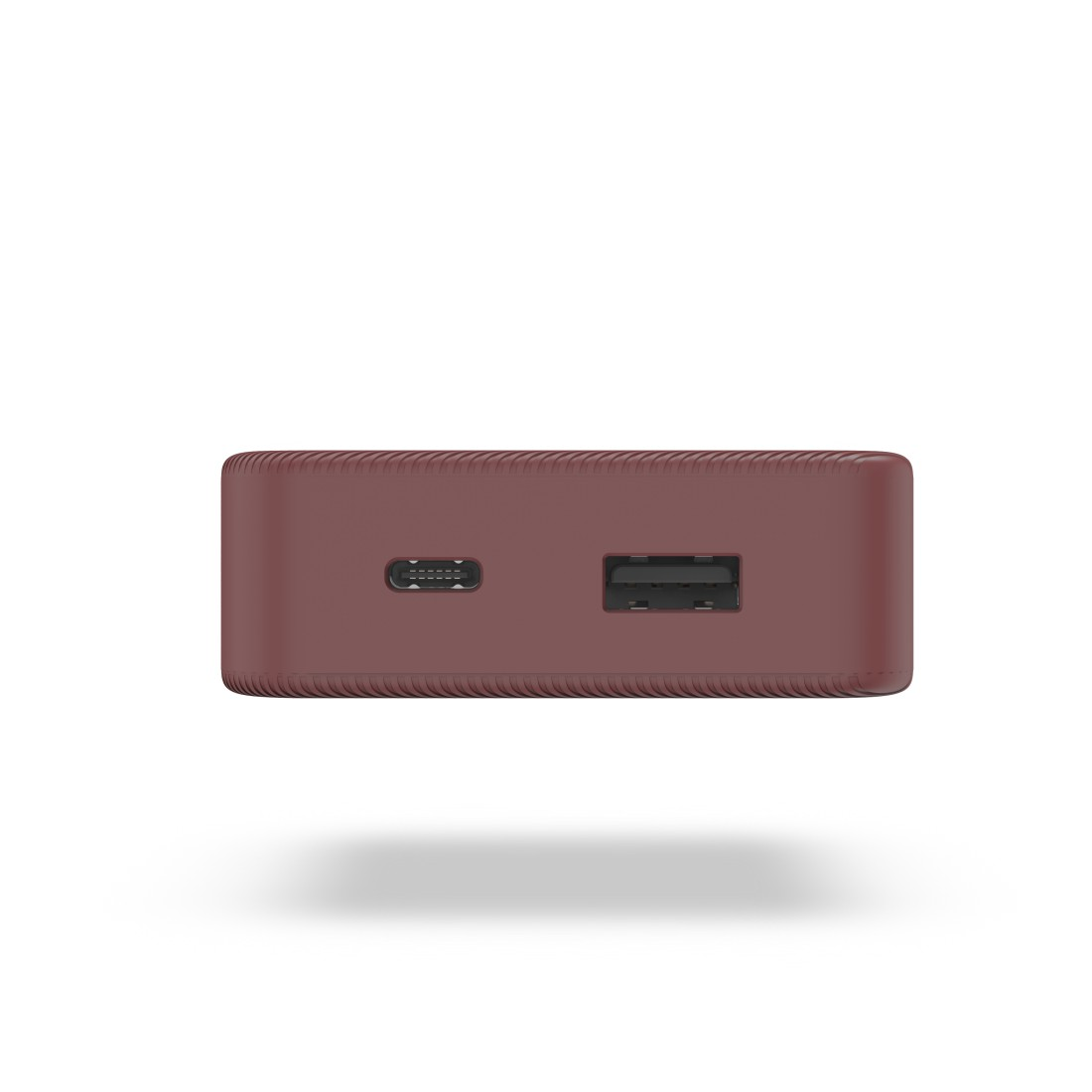 Eine weinrote USB-Powerbank mit USB-C- und USB-Anschluss, vor weißem Hintergrund.