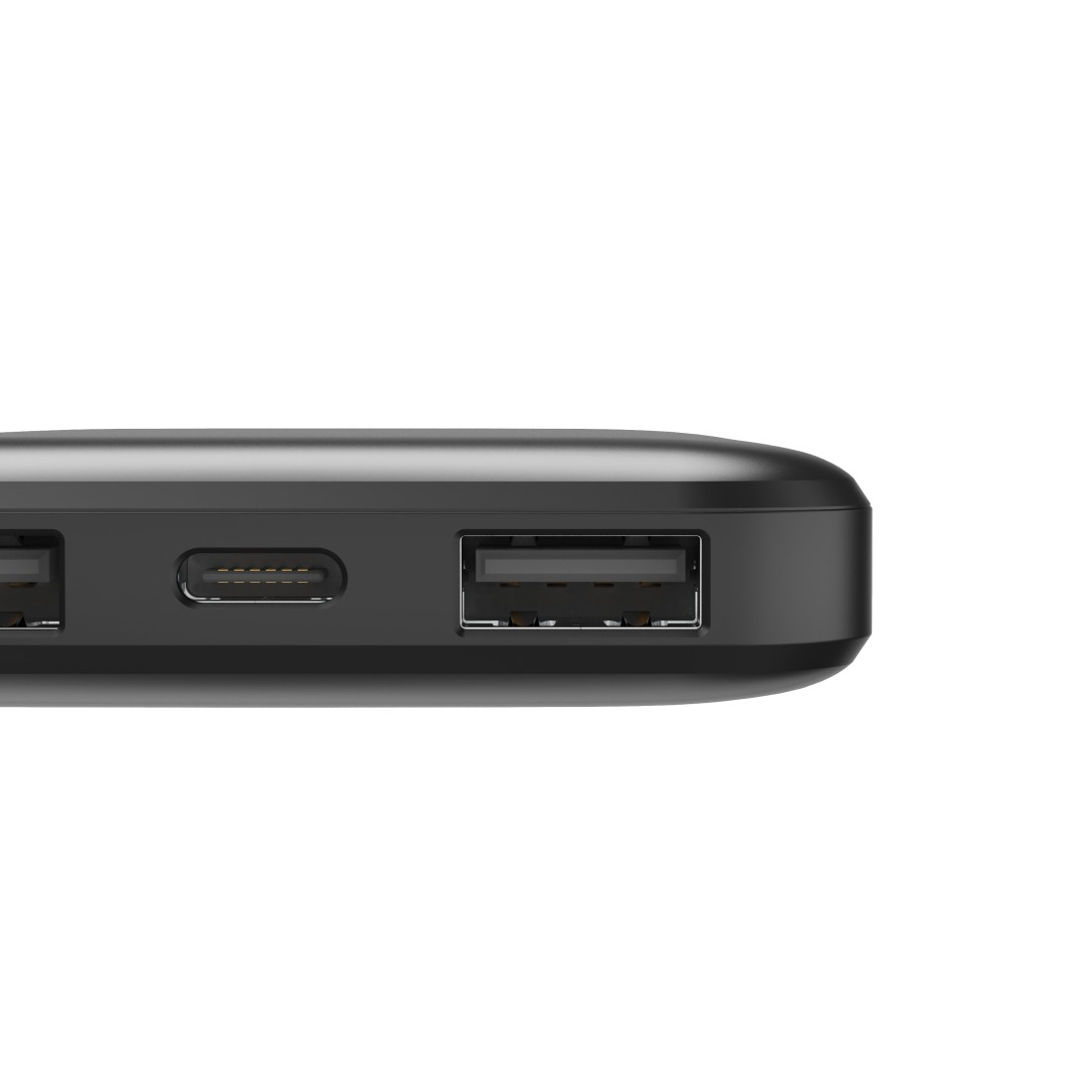 Schwarze Powerbank mit zwei USB-Anschlüssen. Isoliert auf weißem Hintergrund.