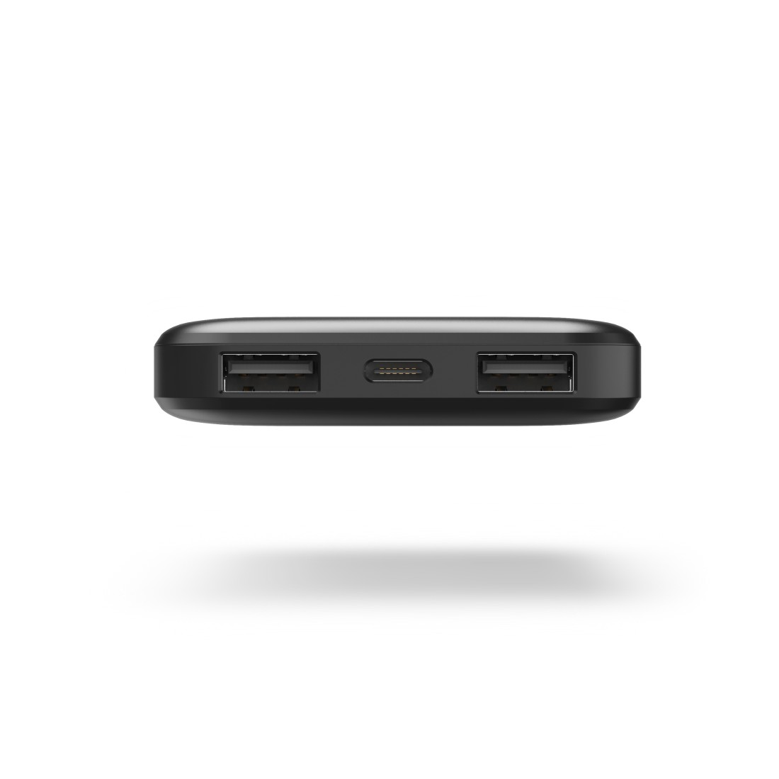 Schwarze Powerbank mit zwei USB-Anschlüssen und einem Ladeanschluss, auf weißem Hintergrund.