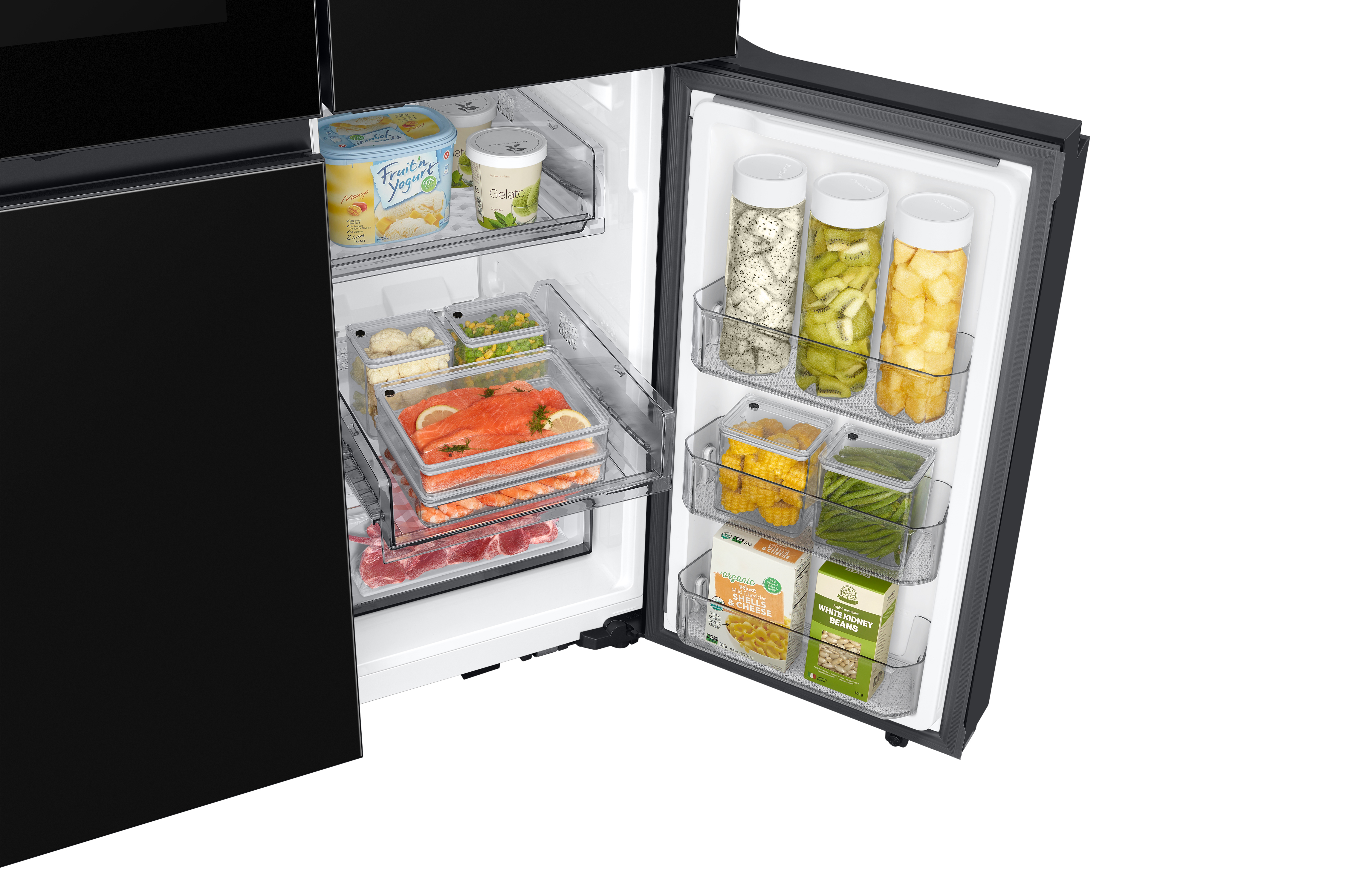 Ein Kühlschrank mit offenen Türen. Lebensmittel sind in den Regalen angeordnet.