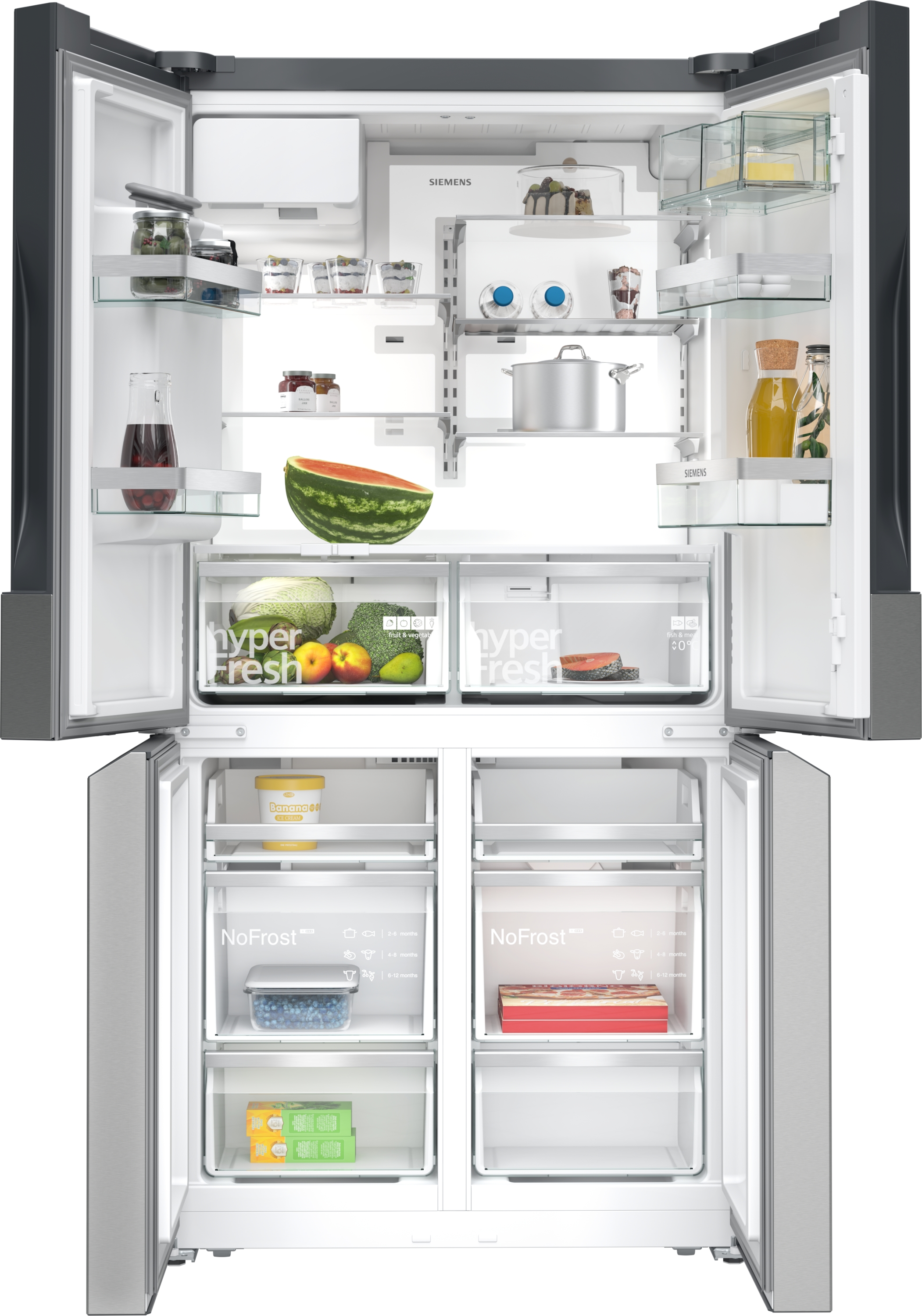 Offener Kühlschrank gefüllt mit Obst, Gemüse und Tiefkühlkost. Wassermelone, Gläser und Eiscreme sind sichtbar.