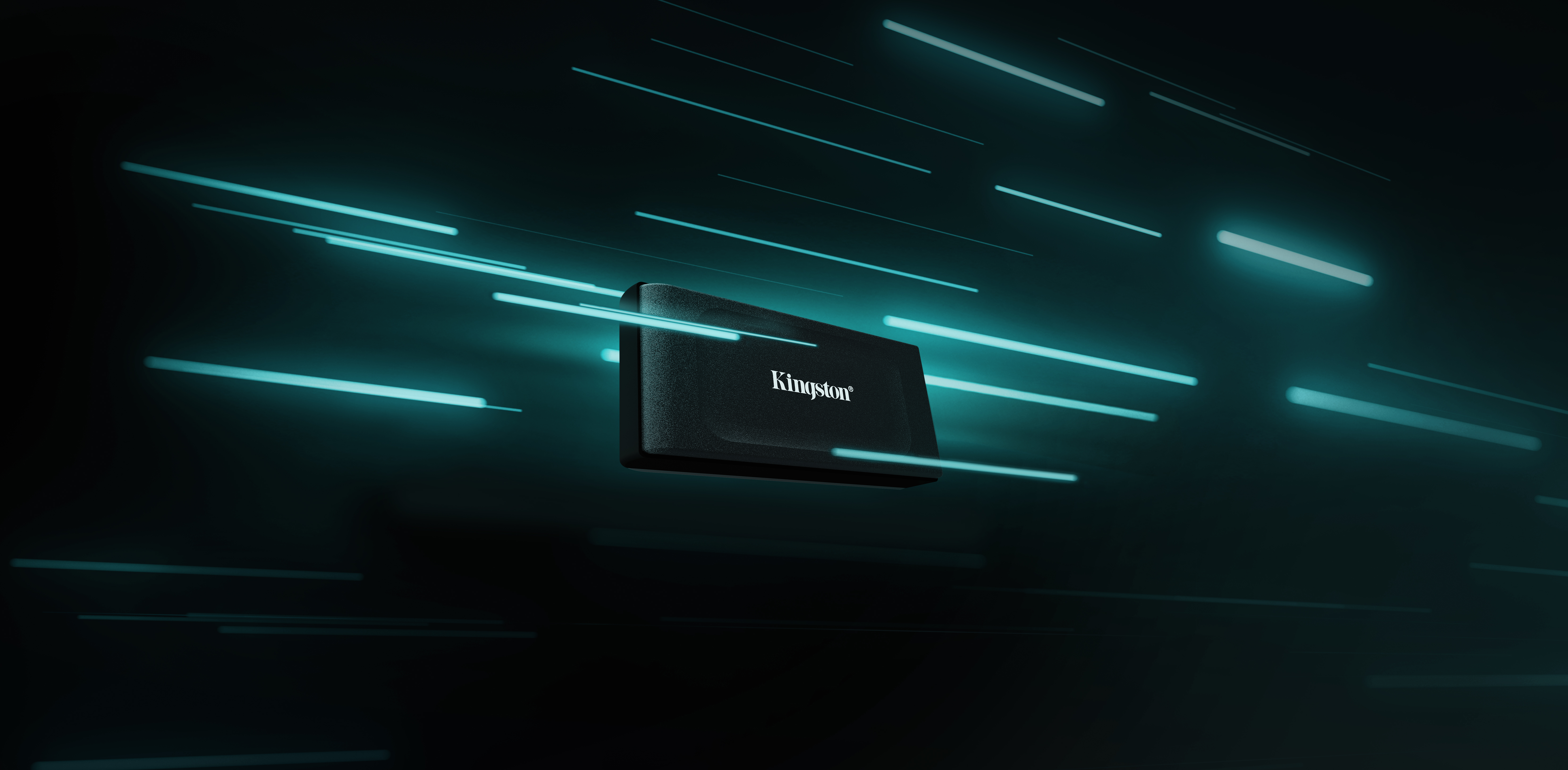 Schwarze externe Kingston SSD in Bewegung mit blauen Streifen auf dunklem Hintergrund.