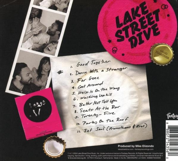 Albumcover mit Bandfoto und Titelliste. Das Cover hat einen rosa Kreis mit Text.