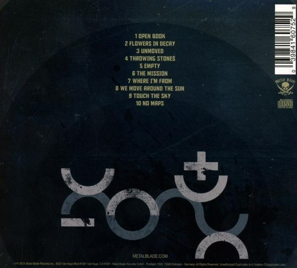 Rückseite einer CD-Hülle mit Songtiteln und Logo. Dunkler Hintergrund.