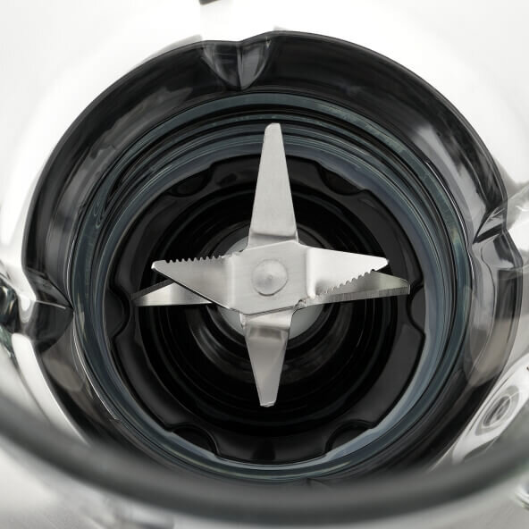 Zbliżenie na ostrza blendera w szklanym pojemniku.