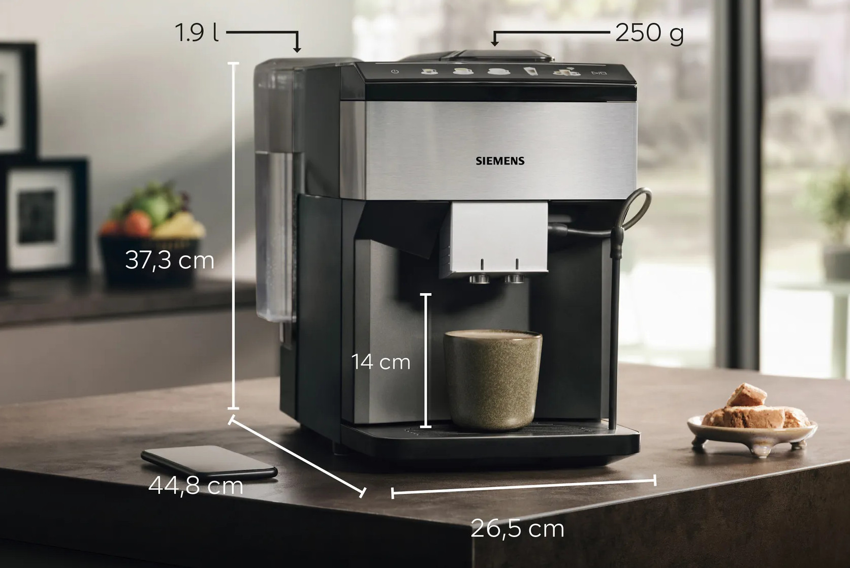 Srebrno-czarny ekspres do kawy. Wyświetlane są wymiary, w tym pojemność na wodę i ziarna.