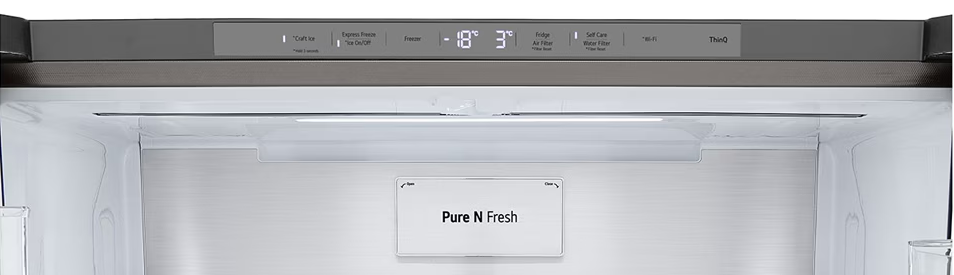 Hűtőszekrény belseje kijelzőpanellel és a Pure N Fresh felirattal.