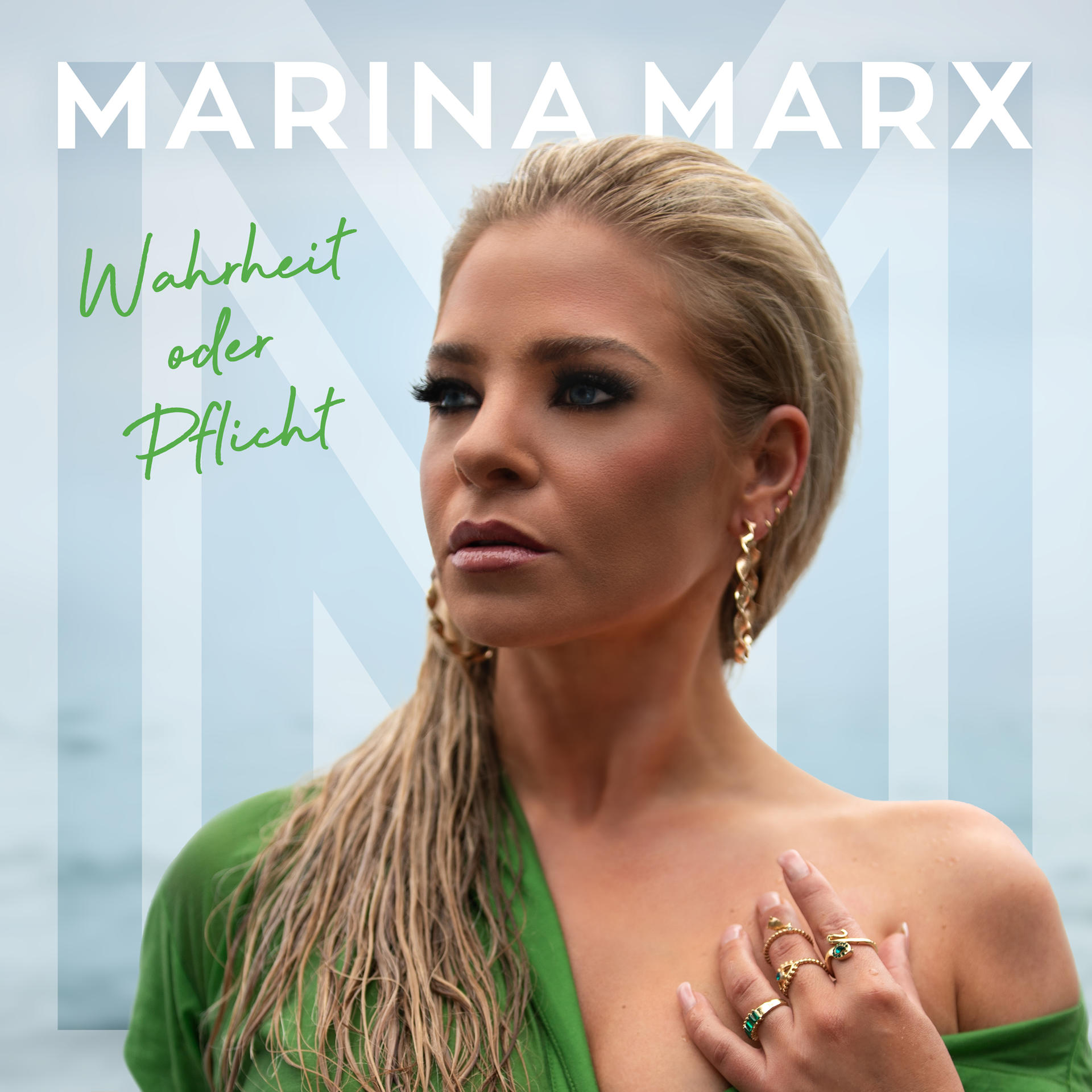 Marina Marx Albumcover. Blonde Frau schaut weg. Grünes Oberteil und Goldschmuck.