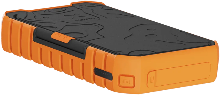 Orangene und schwarze robuste Powerbank. Sie hat einen orangenen Rahmen und eine schwarze, strukturierte Oberfläche.