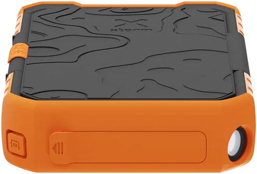 Orangene und schwarze robuste Powerbank, Draufsicht, vor weißem Hintergrund.