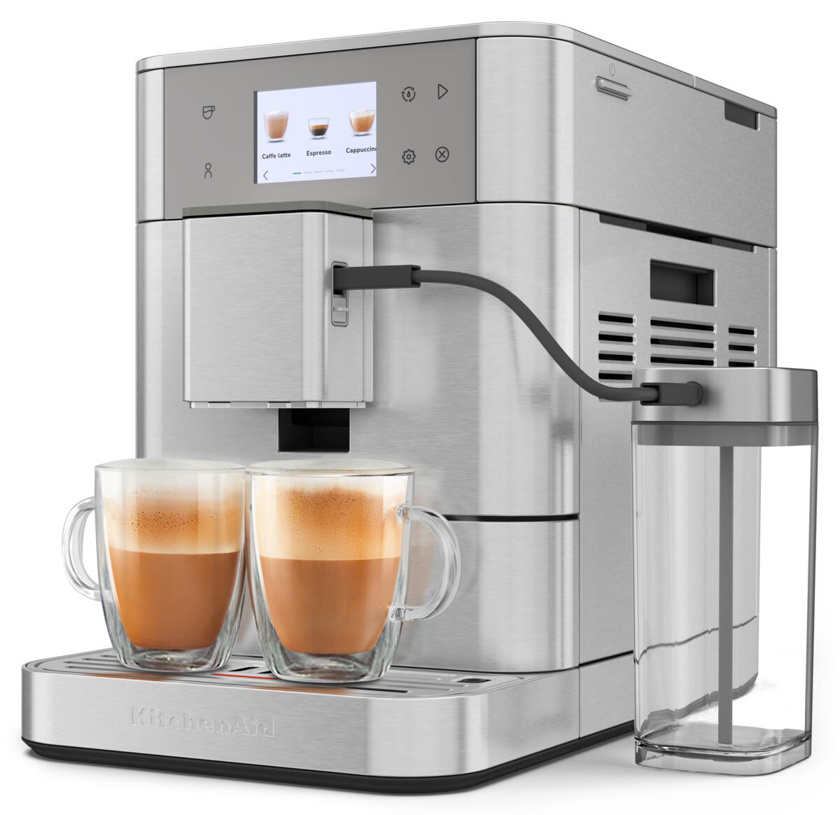 Eine Kaffeemaschine von KitchenAid aus Edelstahl mit zwei Glasbechern gefüllt mit Kaffee.