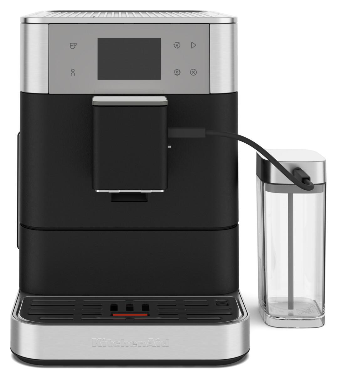 Schwarze KitchenAid Espressomaschine. Milchbehälter zur Seite. Silberner Sockel und Oberteil.