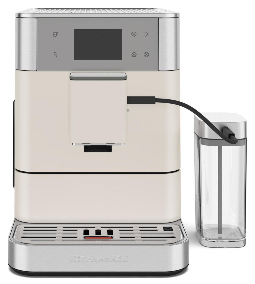 Eine beige KitchenAid Kaffeemaschine mit Wasserbehälter und schwarzem Ausguss.