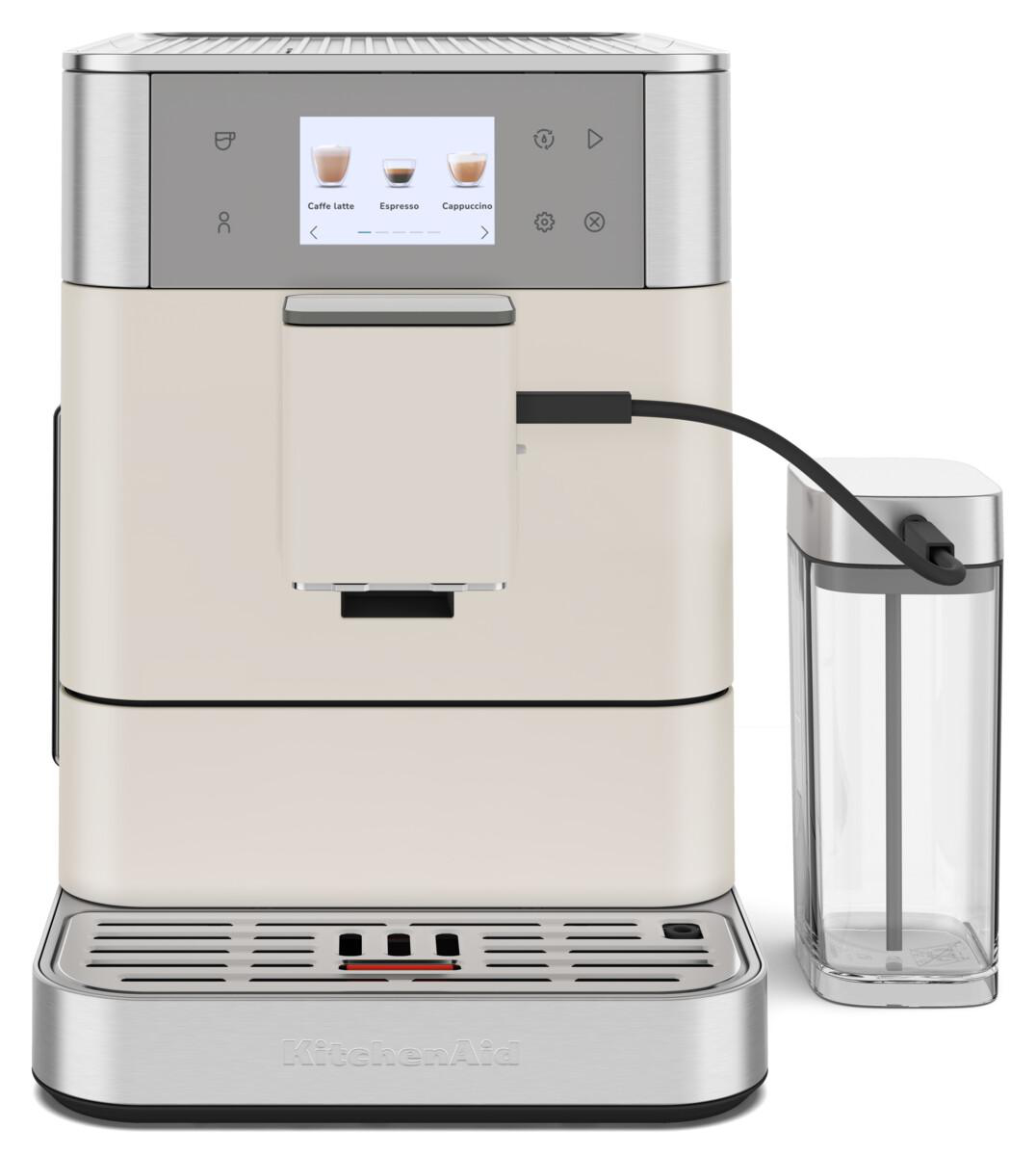 Eine cremefarbene KitchenAid Kaffeemaschine mit Touchscreen und Milchbehälter.