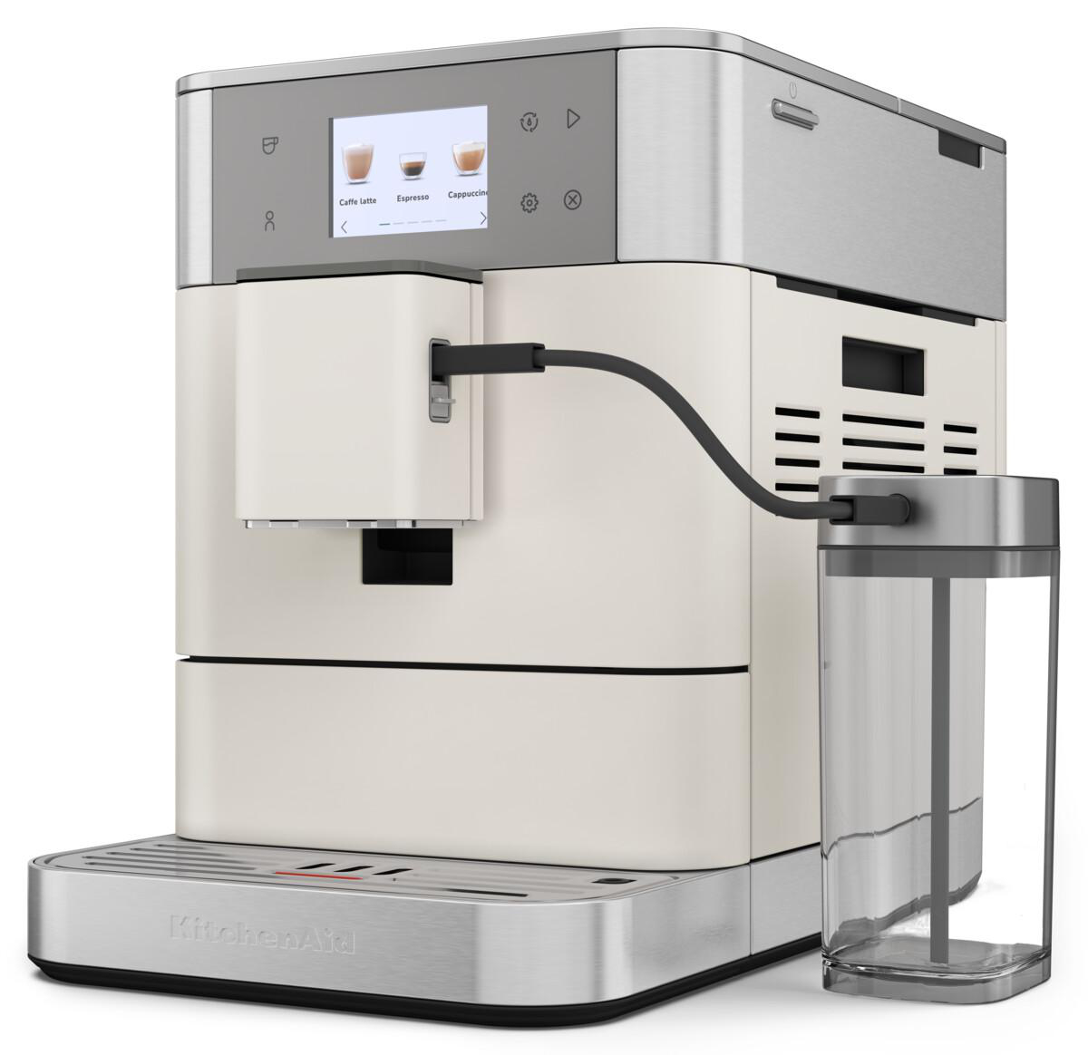 Creme- und silberfarbene KitchenAid-Kaffeemaschine. Das Display zeigt Caffe Latte, Espresso und Cappuccino.
