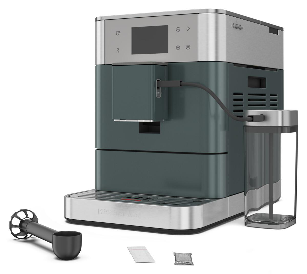 Grün-silberne Kaffeemaschine. Zubehör davor, mit Wasserbehälter.
