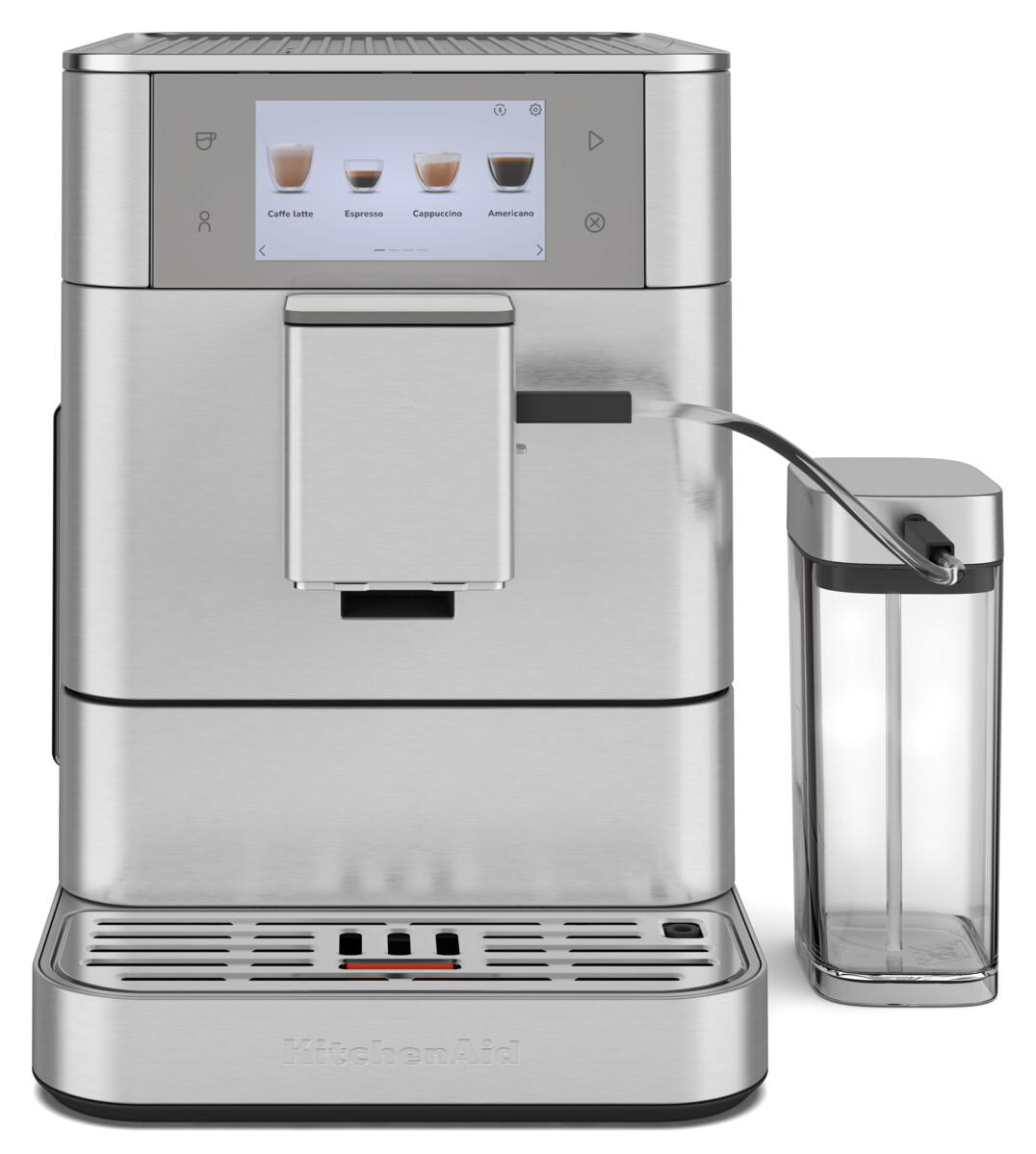 Eine Kaffeemaschine von KitchenAid aus Edelstahl mit einem transparenten Wasserbehälter.