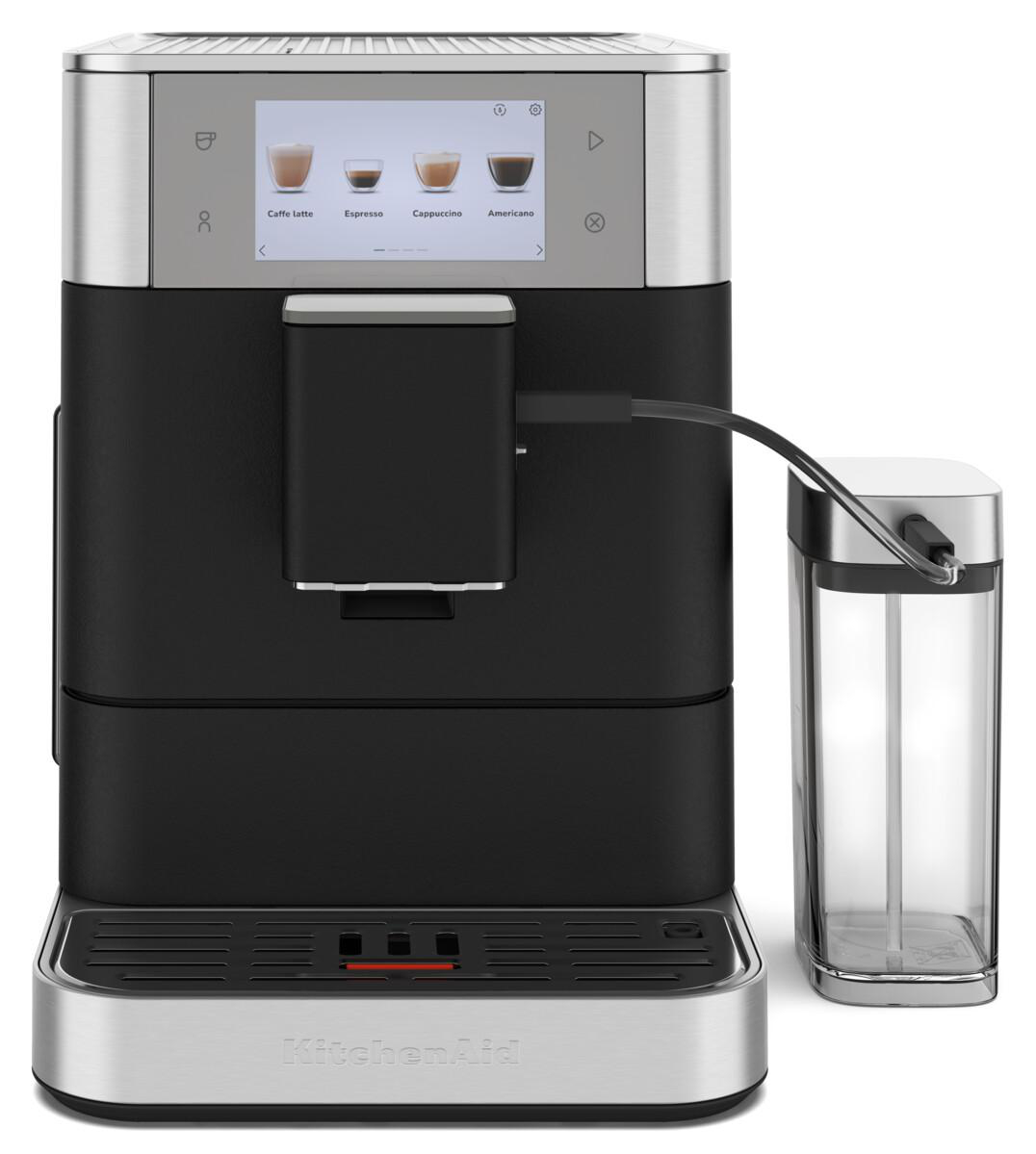 Eine KitchenAid Kaffeemaschine mit Touchscreen und Milchbehälter, die auf einer Theke steht.