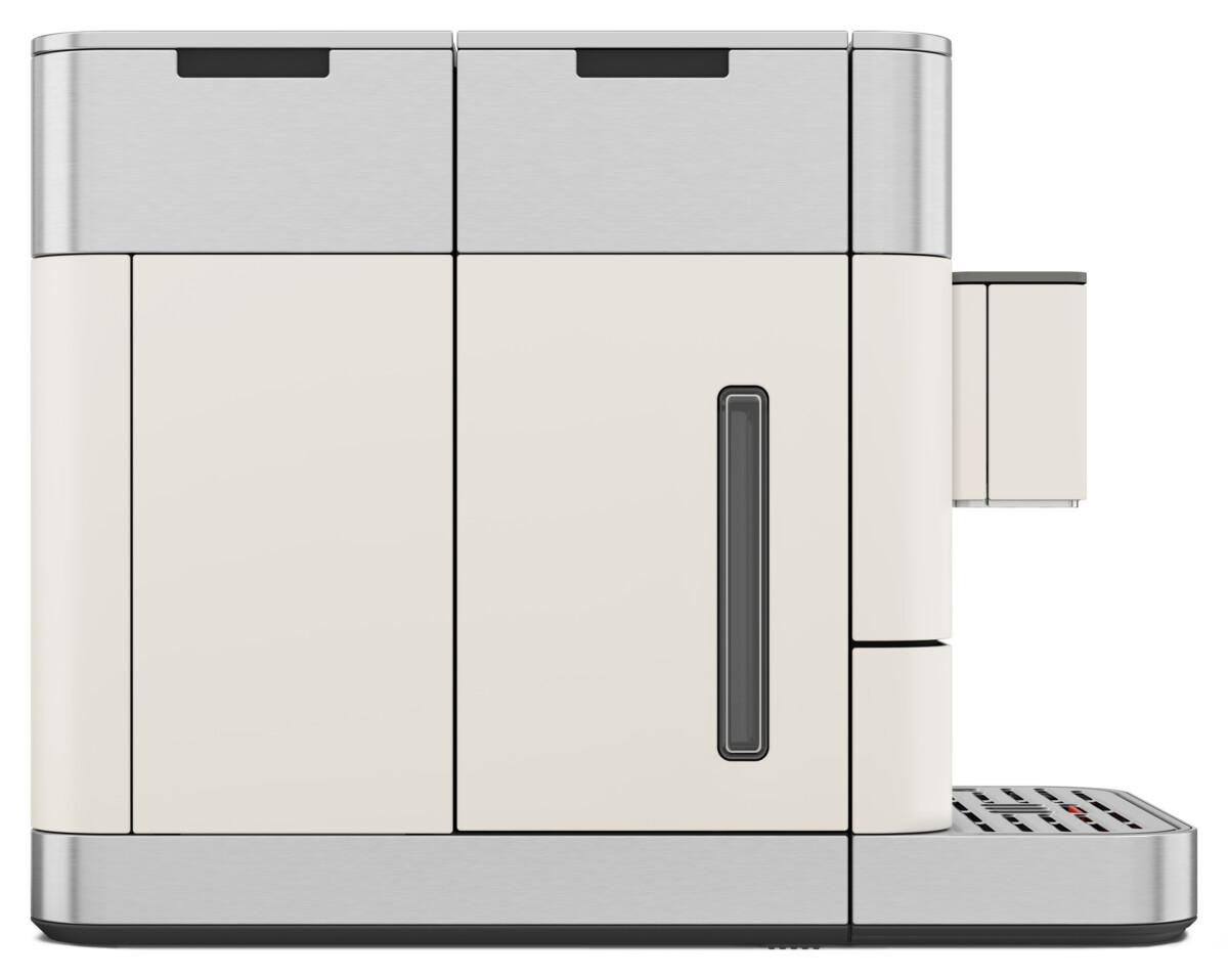 Moderne Kaffeemaschine, cremefarben, mit Wassertank an der Seite.