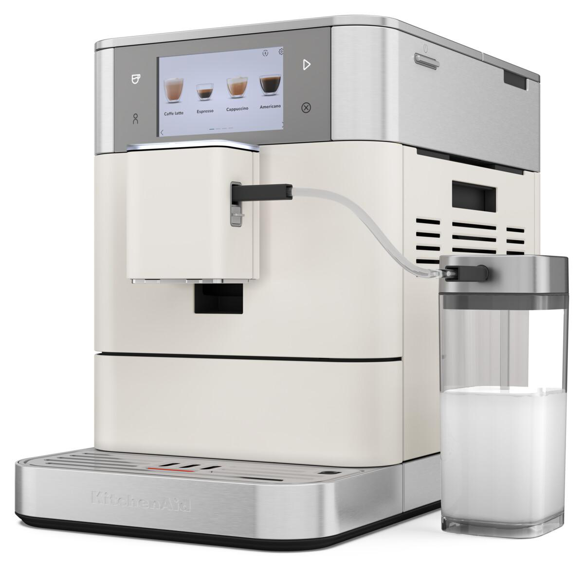 Cremefarbene KitchenAid Espressomaschine mit Milchaufschäumer und Touchscreen.
