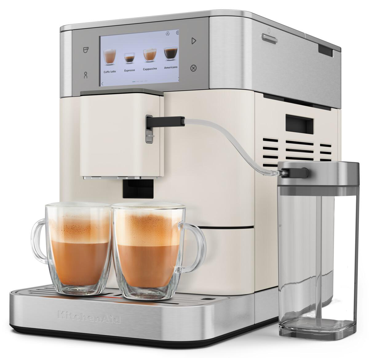 Eine cremefarbene Kaffeemaschine mit zwei Gläsern Kaffee daneben.