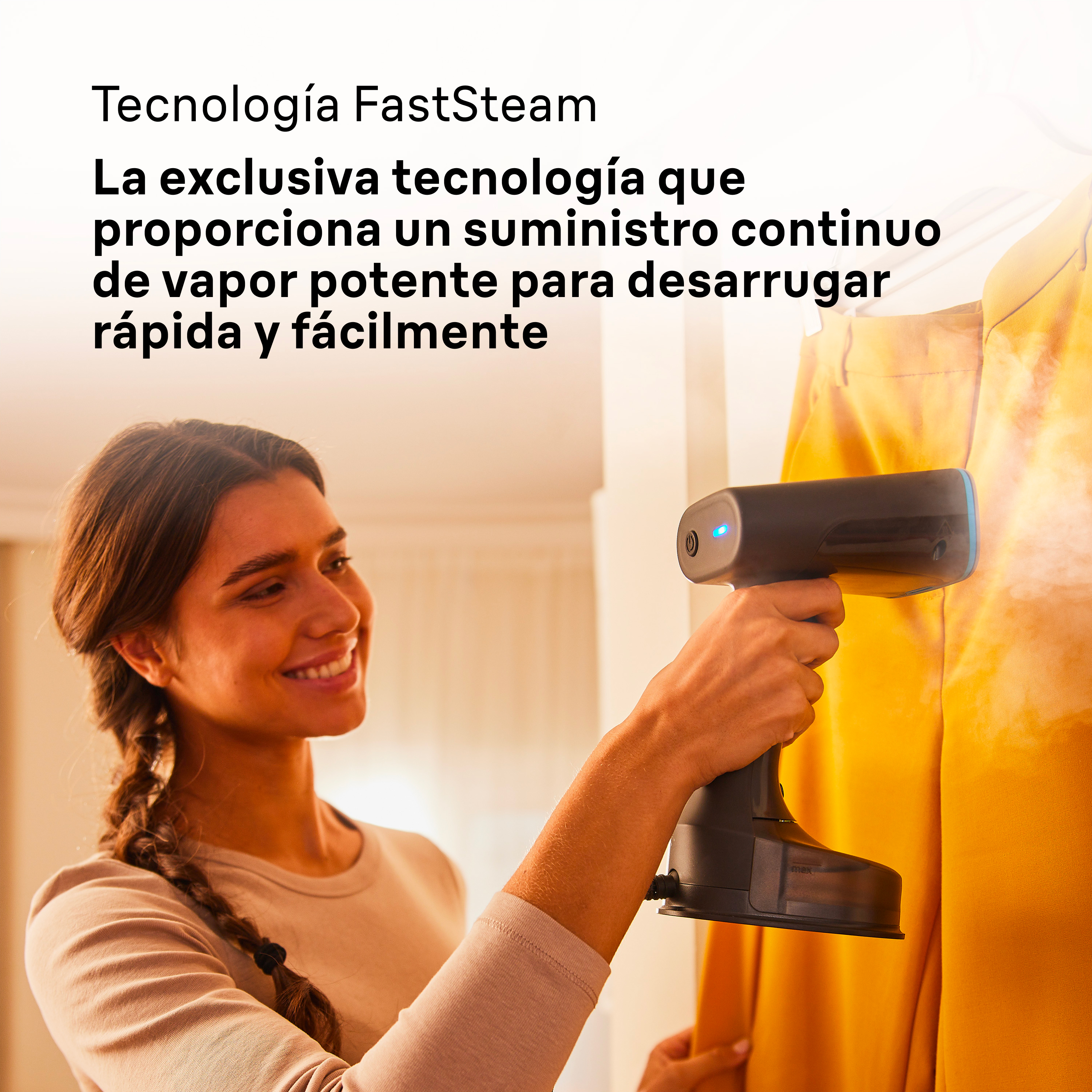 Mujer usa un vaporizador de ropa negro y azul. Prenda amarilla al fondo. El texto dice tecnología FastSteam.