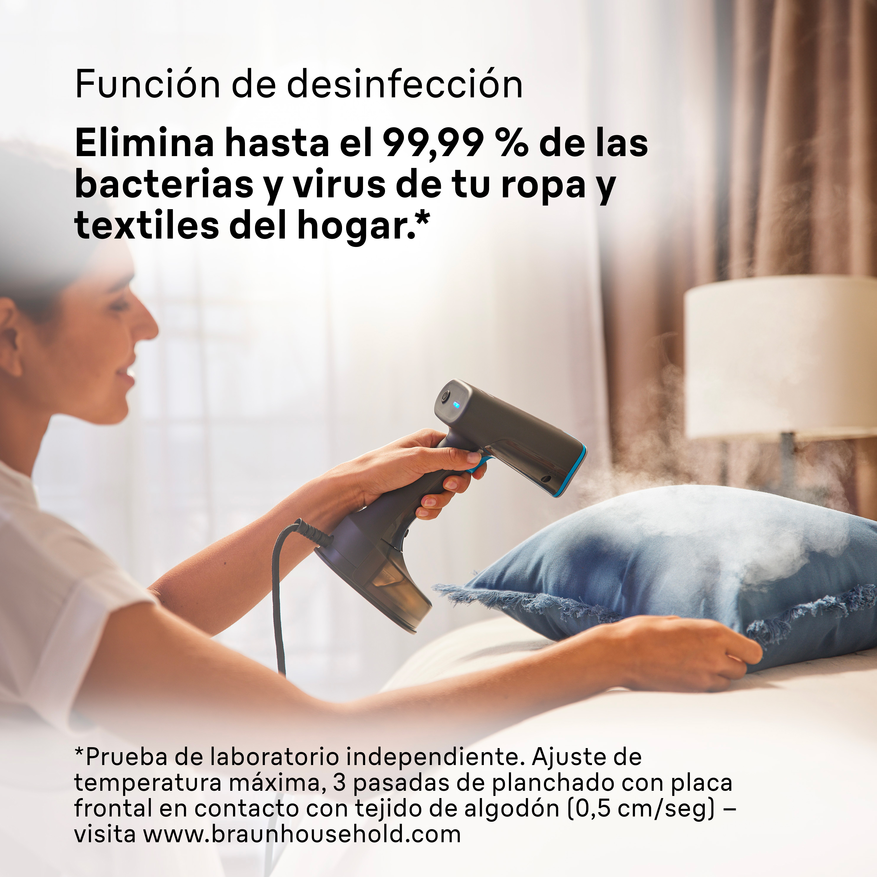Una mujer usando un limpiador de vapor negro y azul sobre una almohada azul.