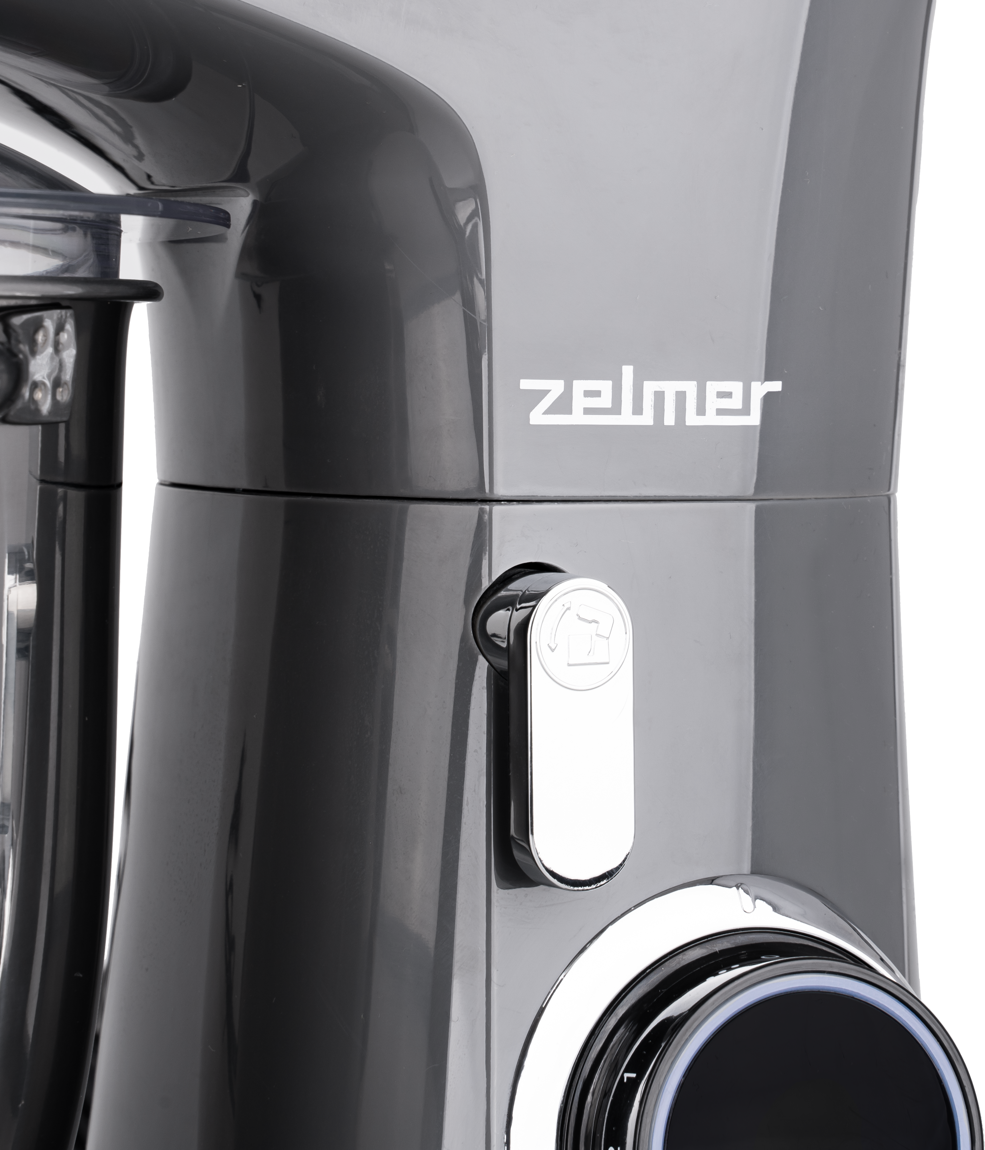 Szürke Zelmer konyhai robotgép közelképe, ezüst karral, a Zelmer logóval az oldalán.