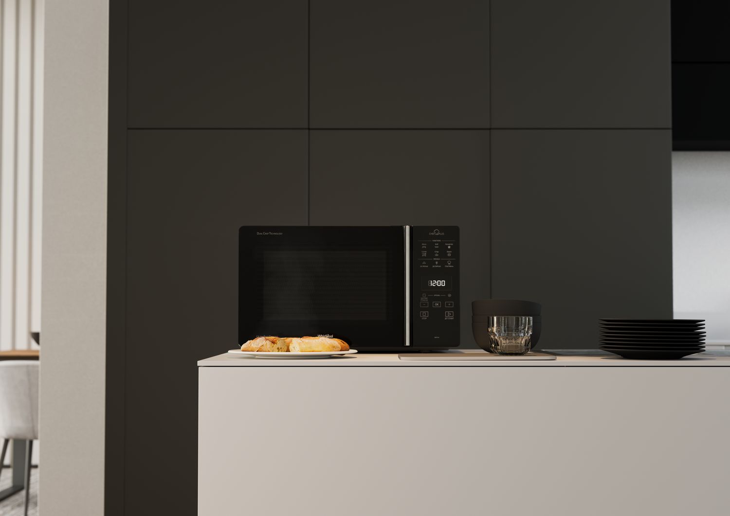 Un horno microondas negro sobre una encimera blanca, con comida y platos cerca.