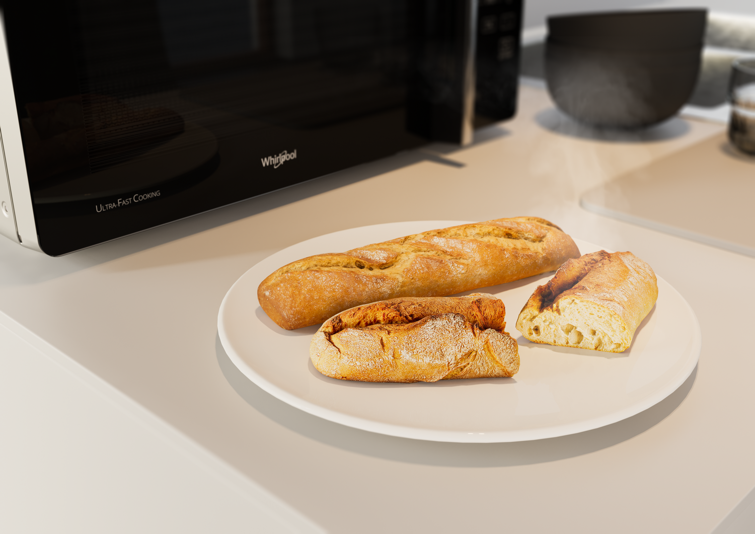 Tres trozos de pan en un plato blanco frente a un microondas. Un horno microondas está a la izquierda.