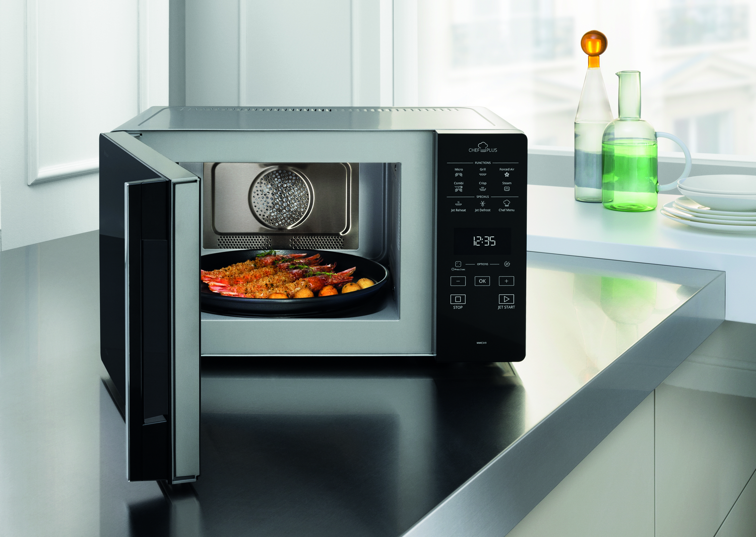 Horno de microondas con la puerta abierta, mostrando comida en un plato.