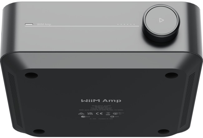 Vista inferiore di un dispositivo audio WiiM Amp nero con manopola del volume e logo Wiim.