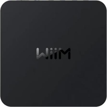 Un dispositivo Wiim quadrato nero. Il logo Wiim è visibile sulla superficie.