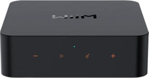 Set-top box nero con logo sopra e pulsanti in basso, su sfondo bianco.