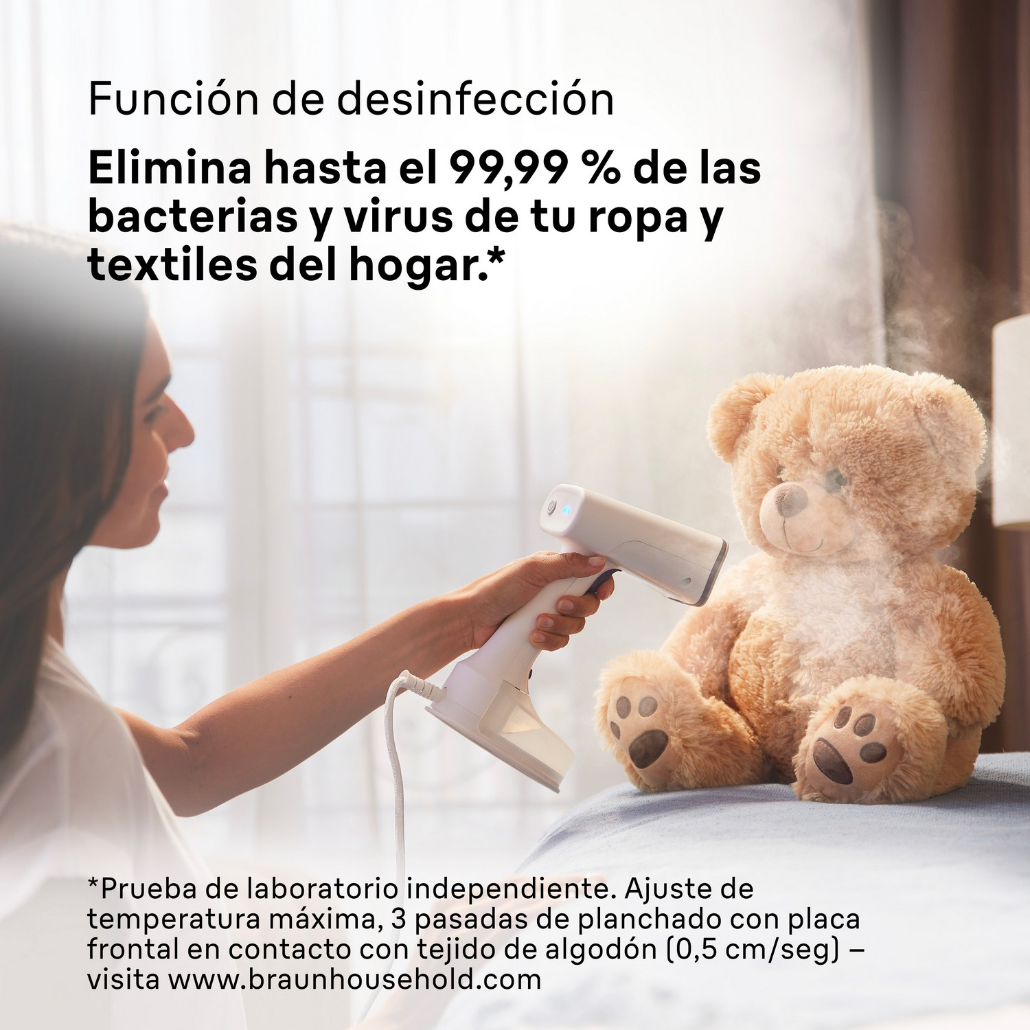 Mujer rociando un oso de peluche con un dispositivo, texto sobre desinfección.