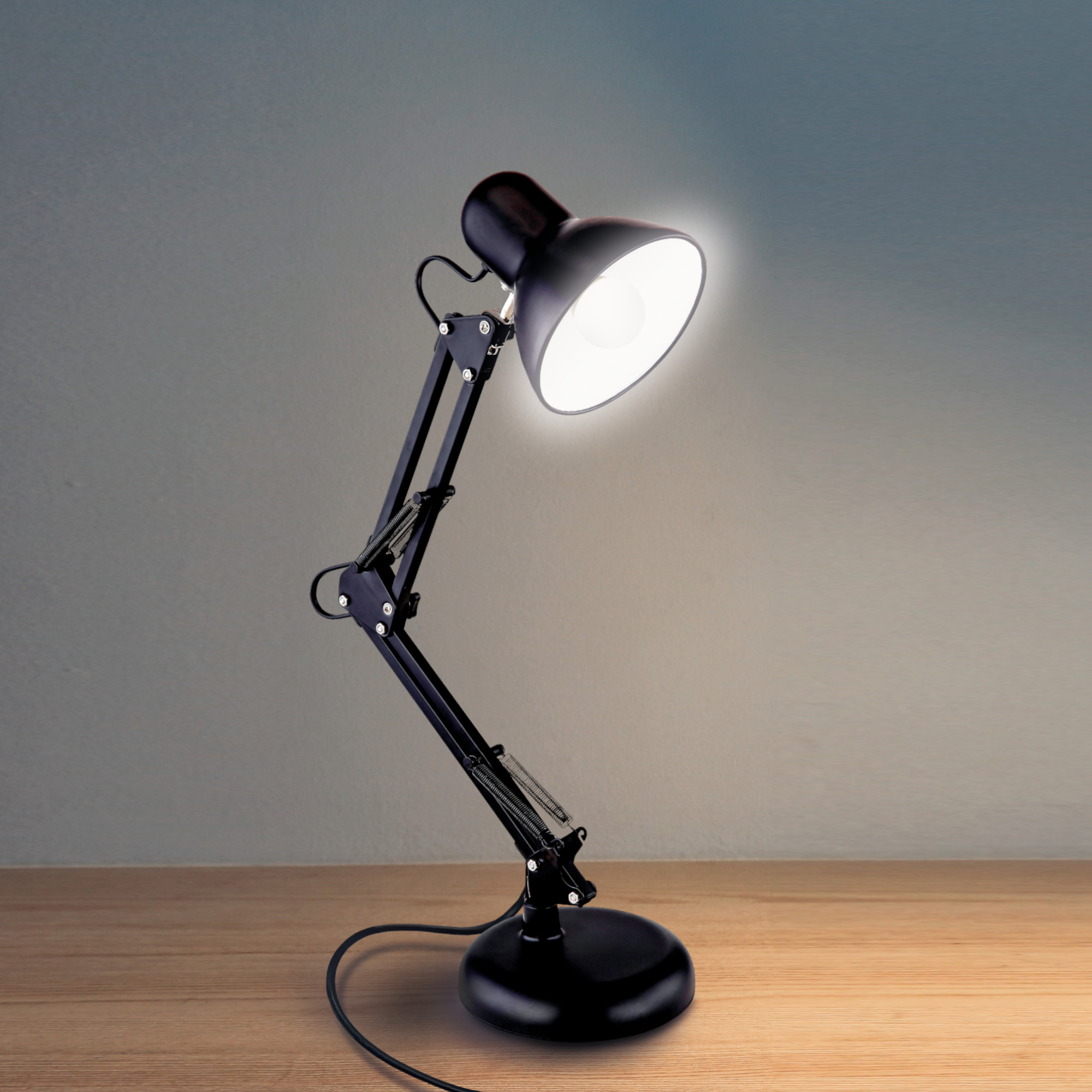 Schwarze Schreibtischlampe auf Holztisch, leuchtet auf Tisch.