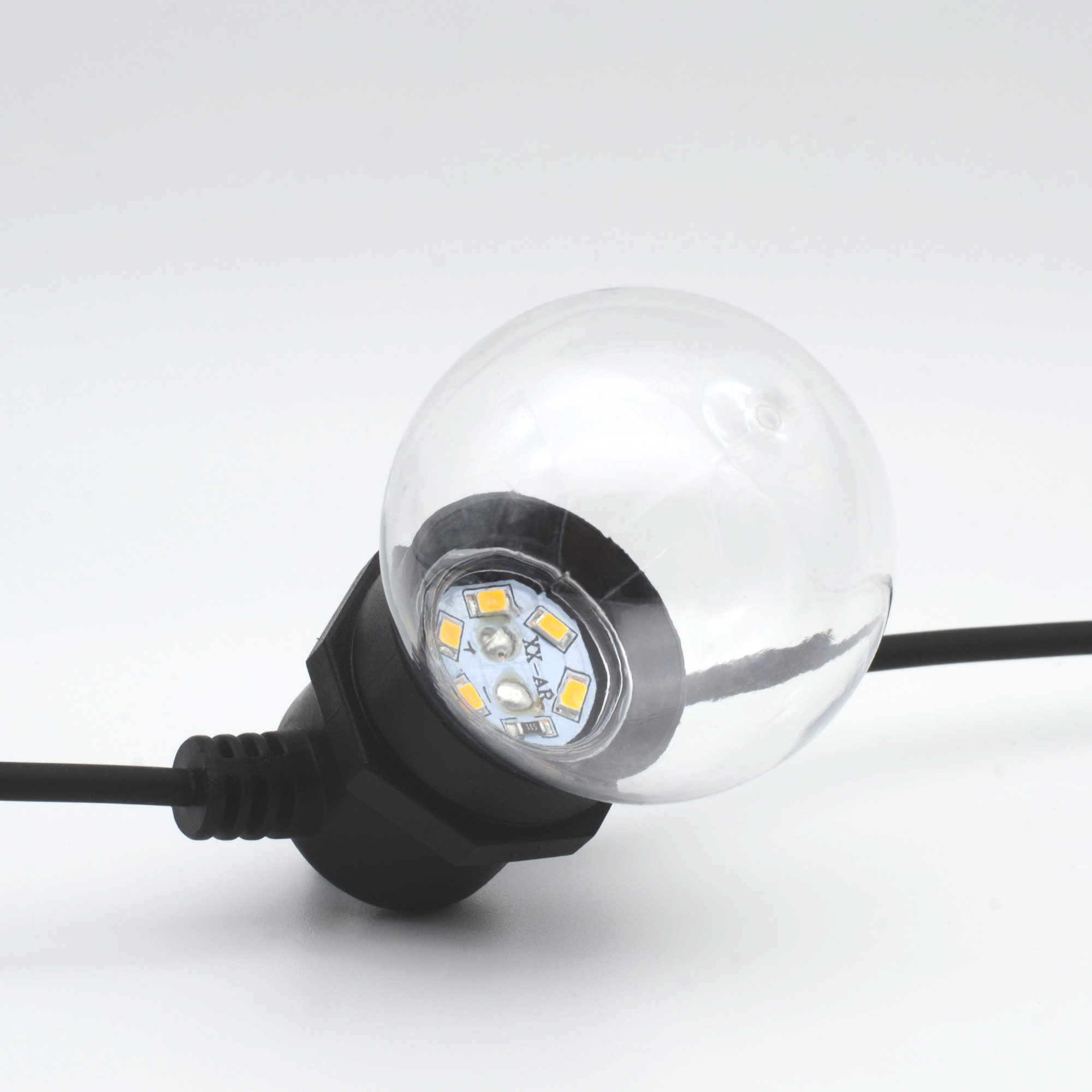 Klare, runde Glühbirne mit schwarzem Sockel. LED-Leuchten sind im Inneren der Glühbirne sichtbar.