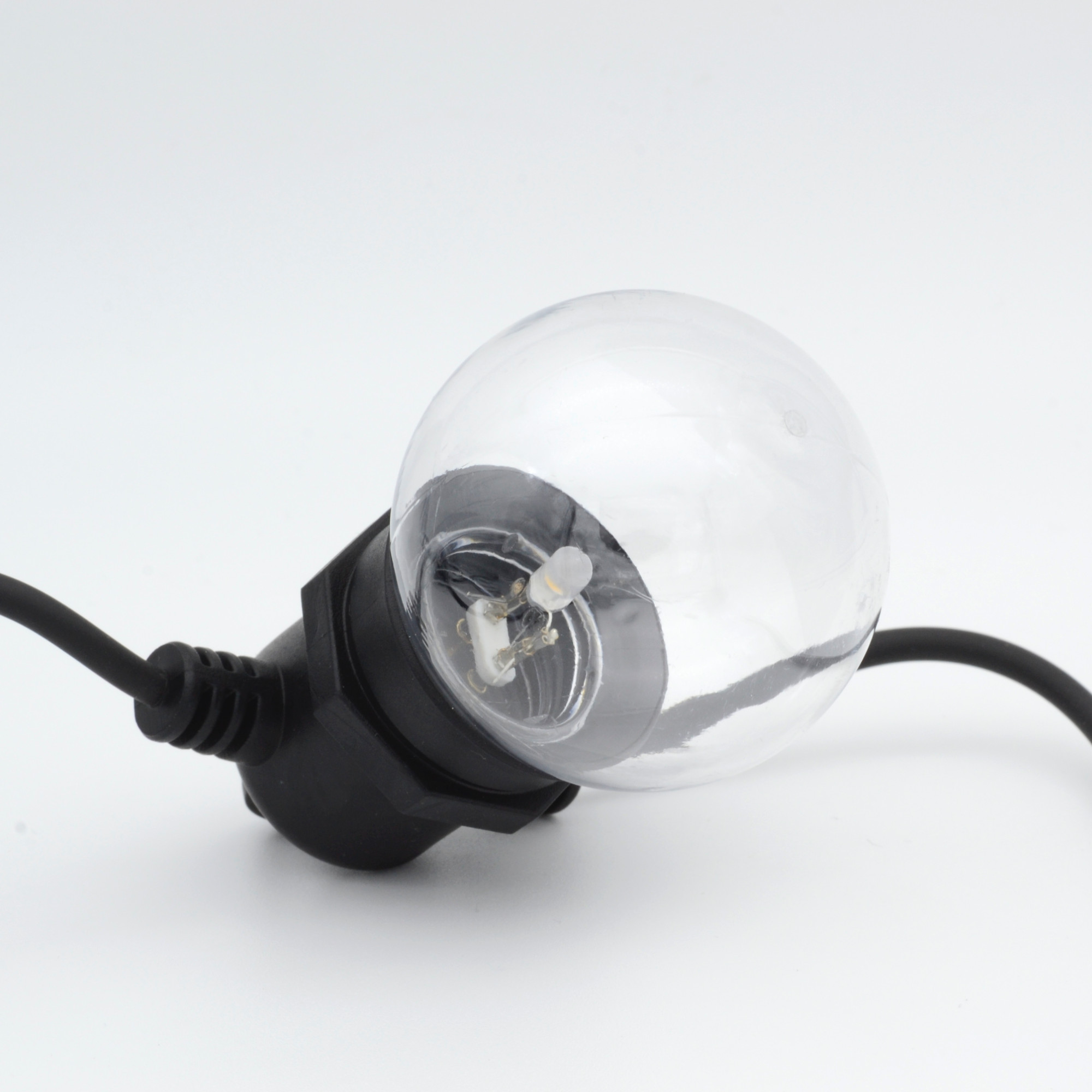 Eine klare Glühbirne mit LED-Leuchte, verbunden mit einem schwarzen Kabel, auf weißem Hintergrund.