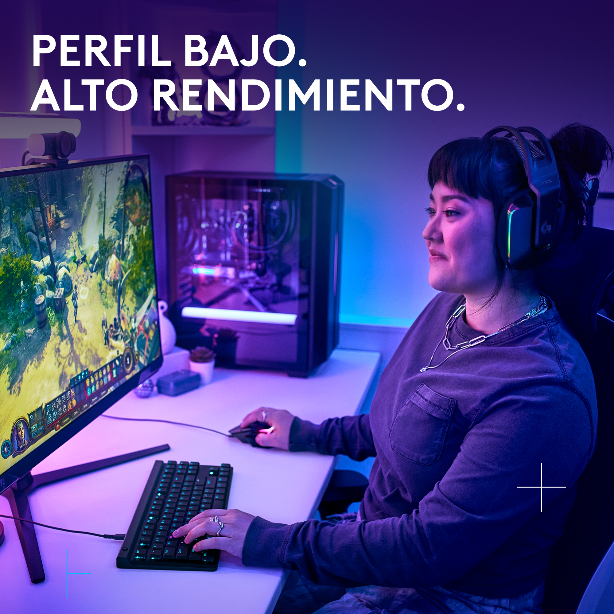 Una mujer jugando en un ordenador, con auriculares, teclado y ratón.