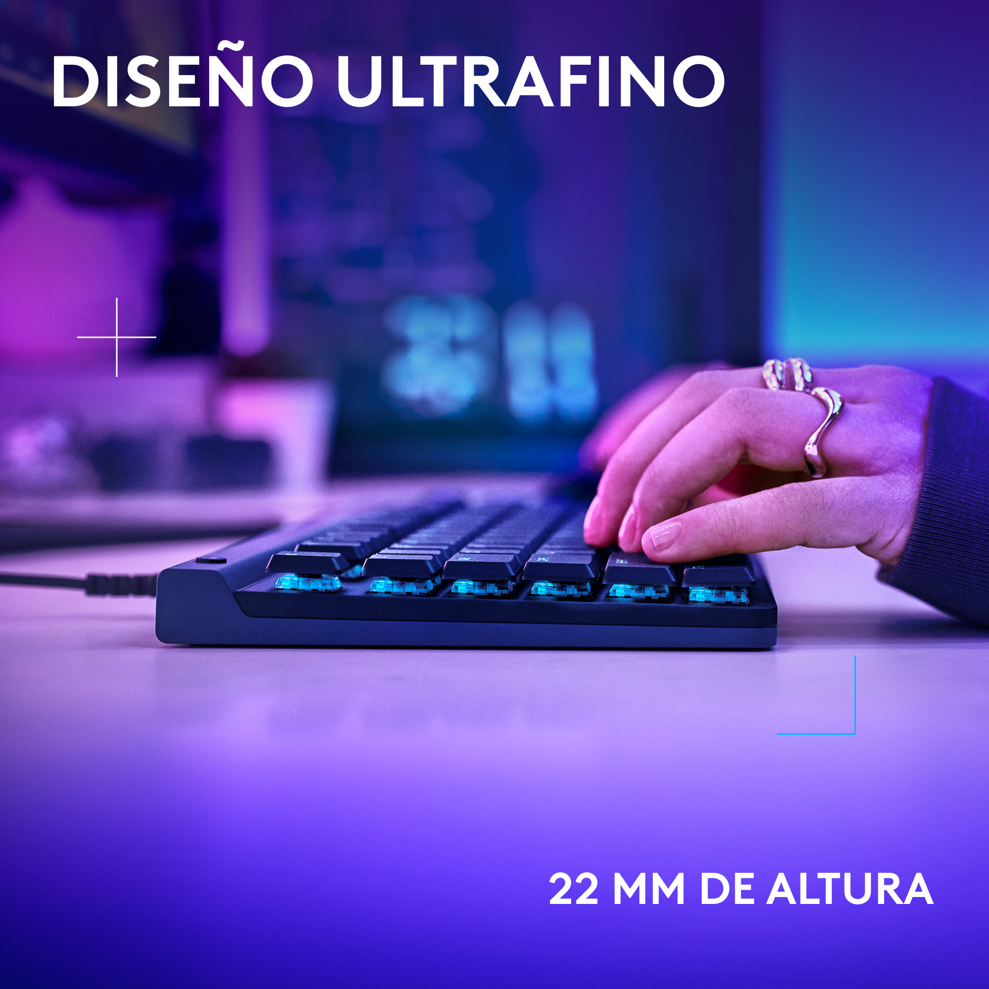 Teclado con teclas retroiluminadas azules. Manos tecleando. Fondo morado y azul, más texto.