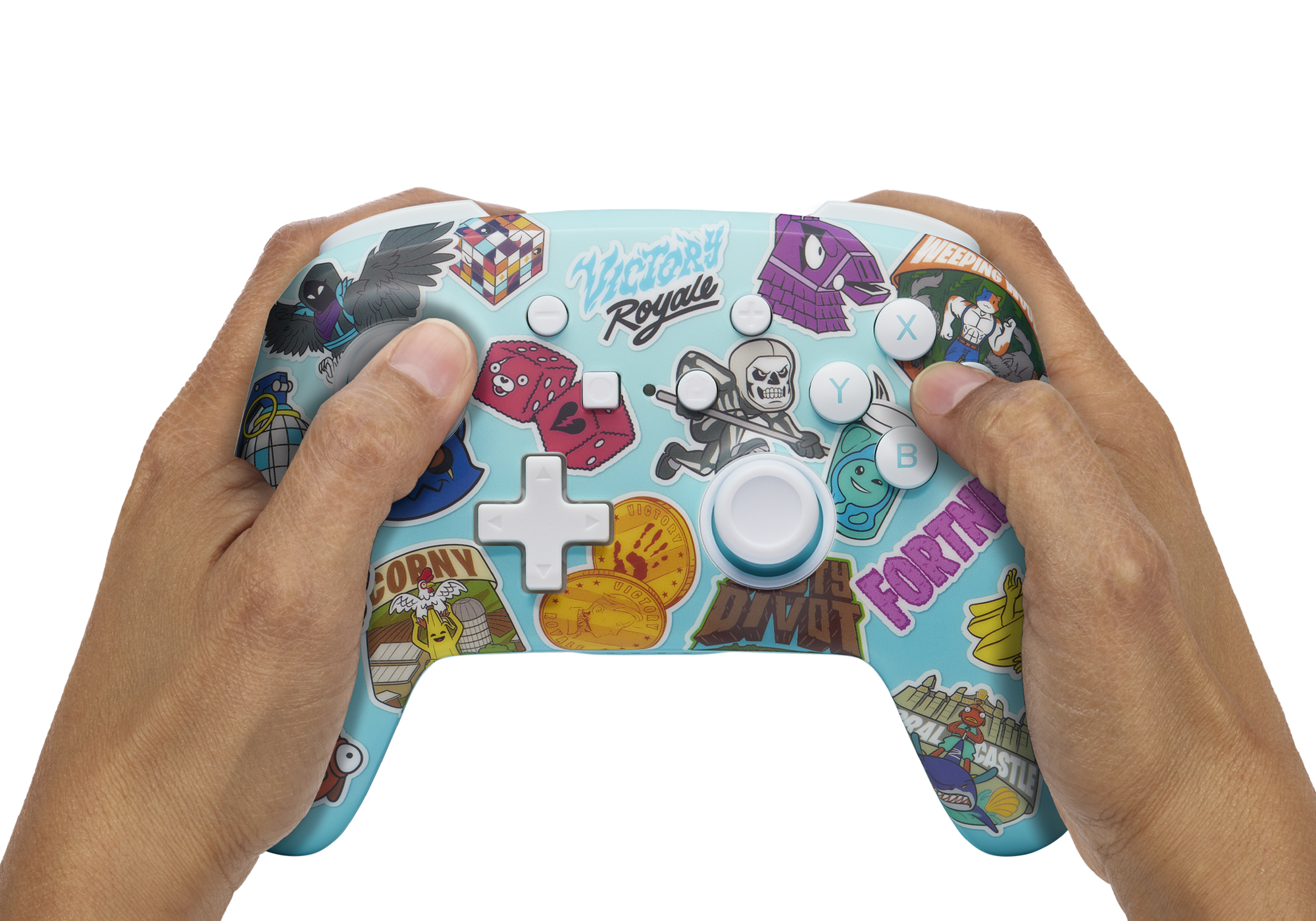 Hände halten einen hellblauen Controller, der mit Aufklebern bedeckt ist.