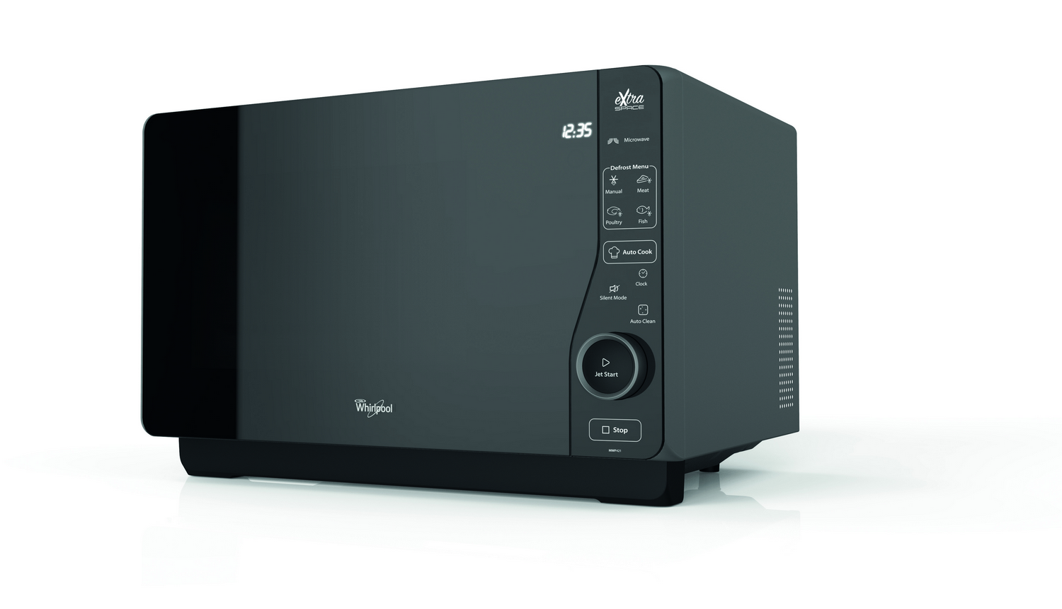 Horno microondas negro con panel de control y pantalla mostrando la hora.