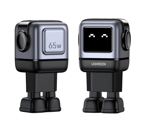 Zwei roboterförmige Ladegeräte, eines mit 65W-Aufdruck, das andere mit Pixelaugen.
