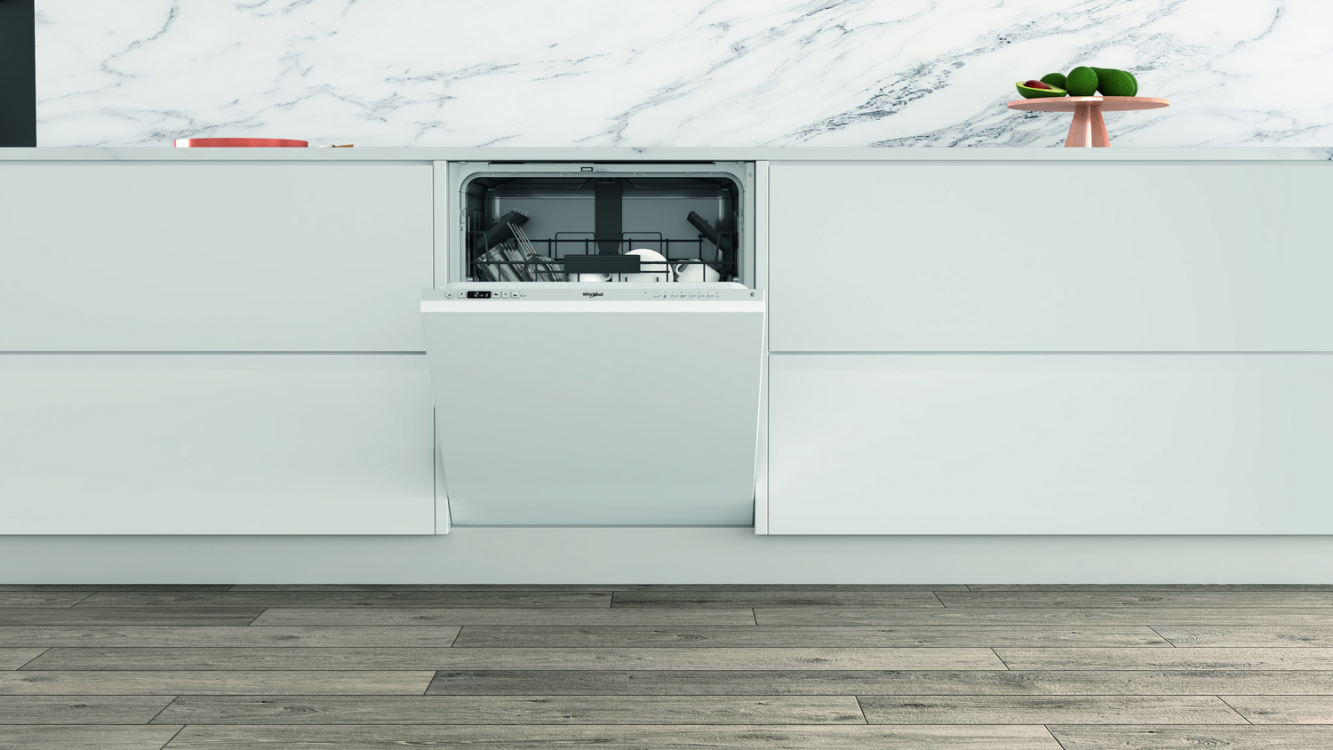 Lavavajillas instalado en una cocina blanca. La puerta está abierta, revelando el interior con estantes. Pared de mármol.