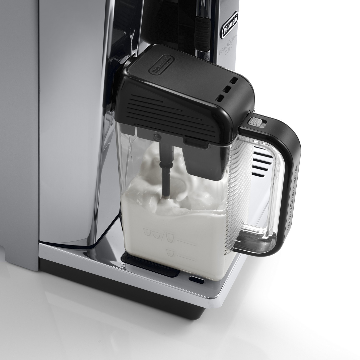 Una cafetera DeLonghi con un espumador de leche adjunto.