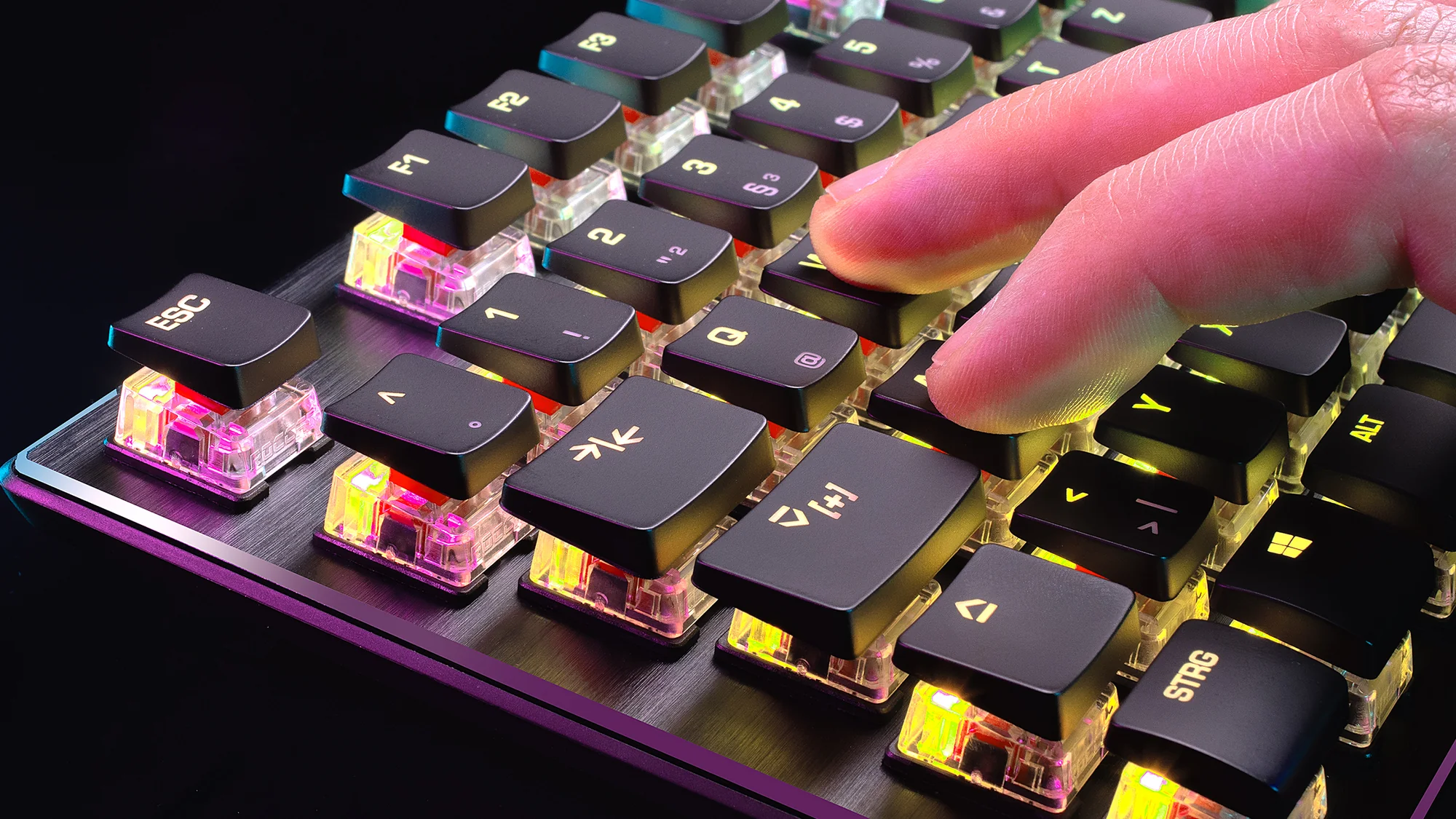 Gros plan sur un clavier de jeu. Les touches sont noires, avec éclairage RGB.