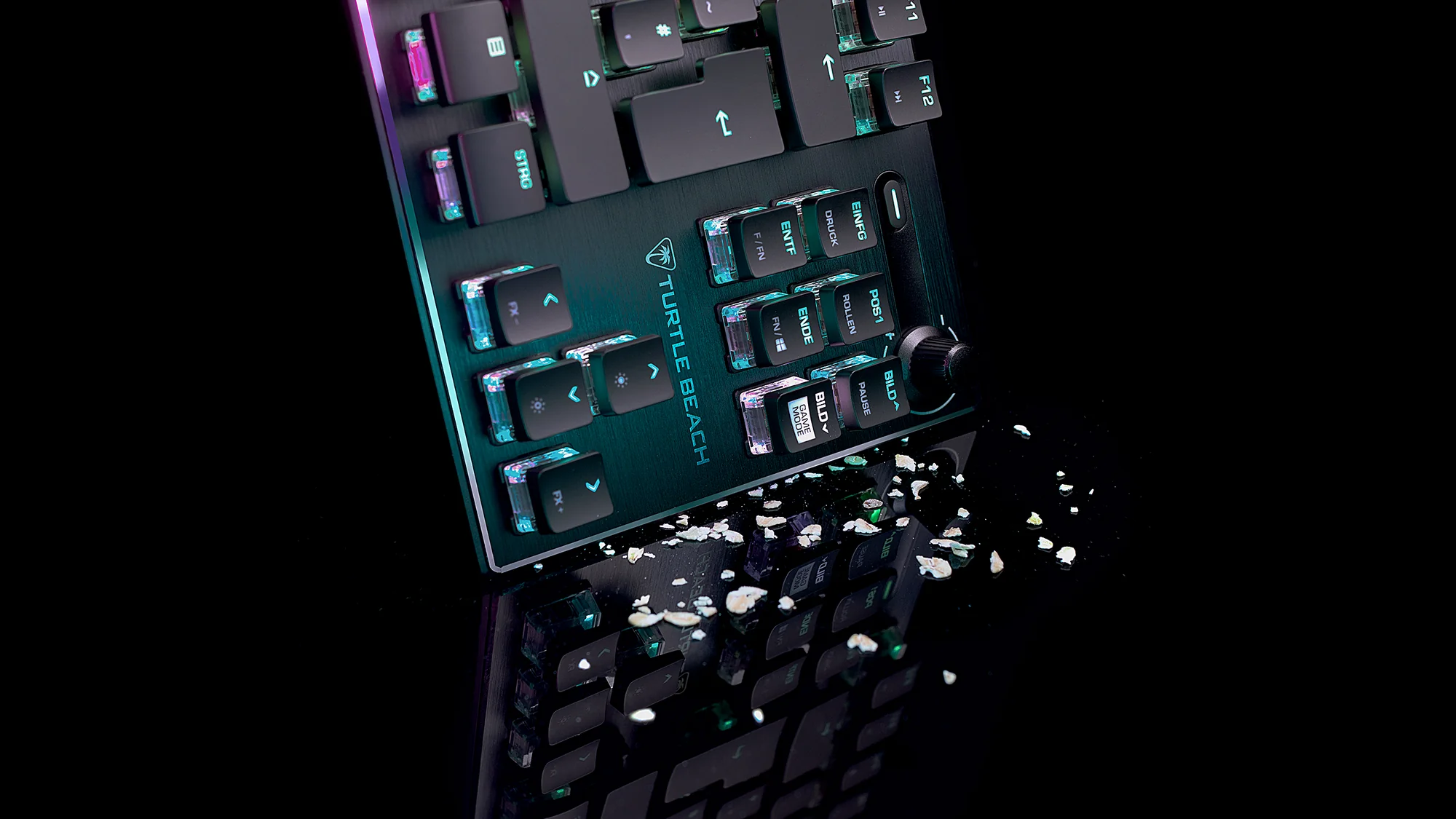 Clavier gaming sur surface noire. Touches illuminées de différentes couleurs.