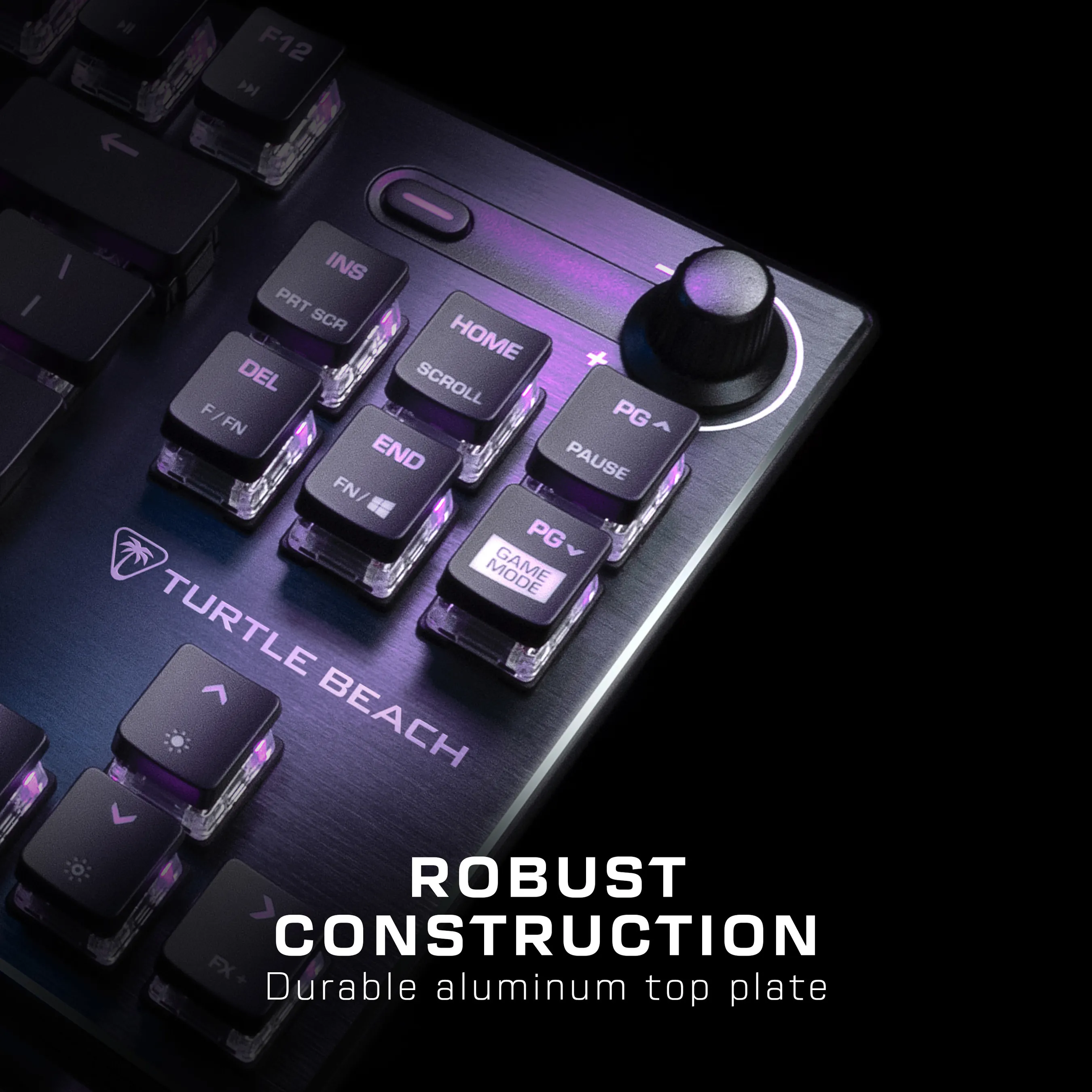 Gros plan sur un clavier. Il a une plaque supérieure en métal foncé avec des touches noires et transparentes avec des lettres blanches.