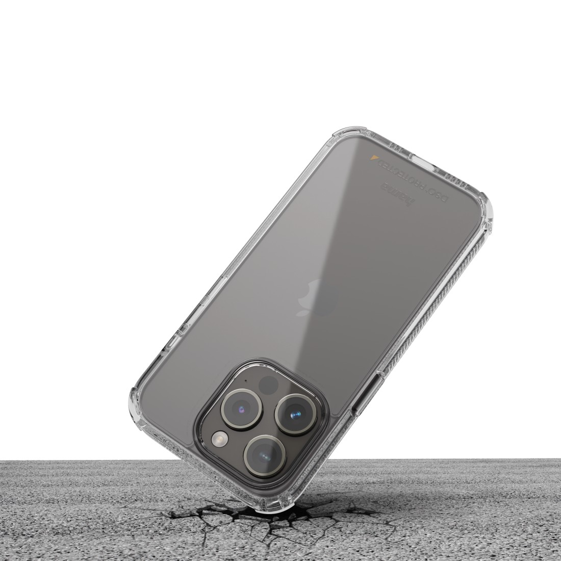 Transparente Handyhülle auf dem Boden. Sie schützt ein Telefon. Das Telefon ist leicht auf einer Rissfläche geneigt.